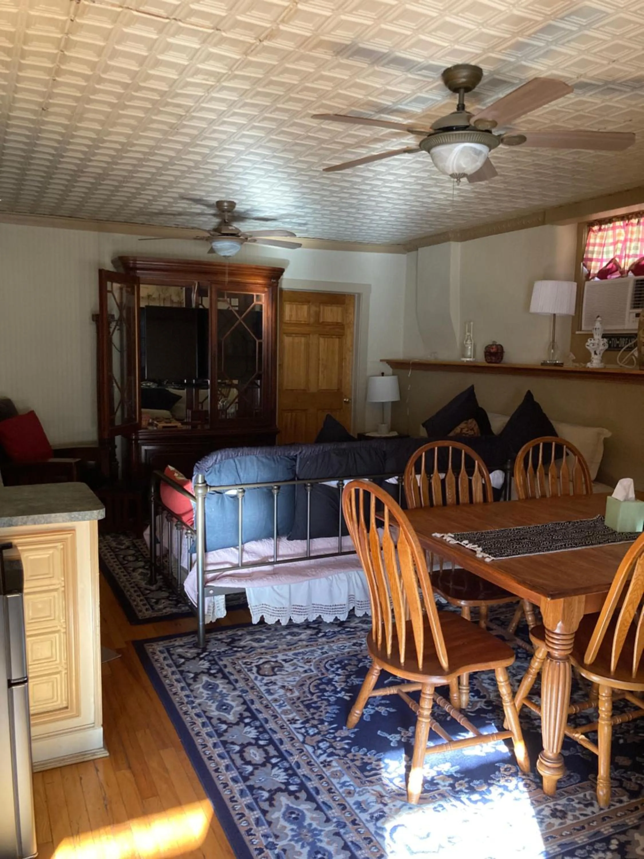 Dining area in All Seasons Inn