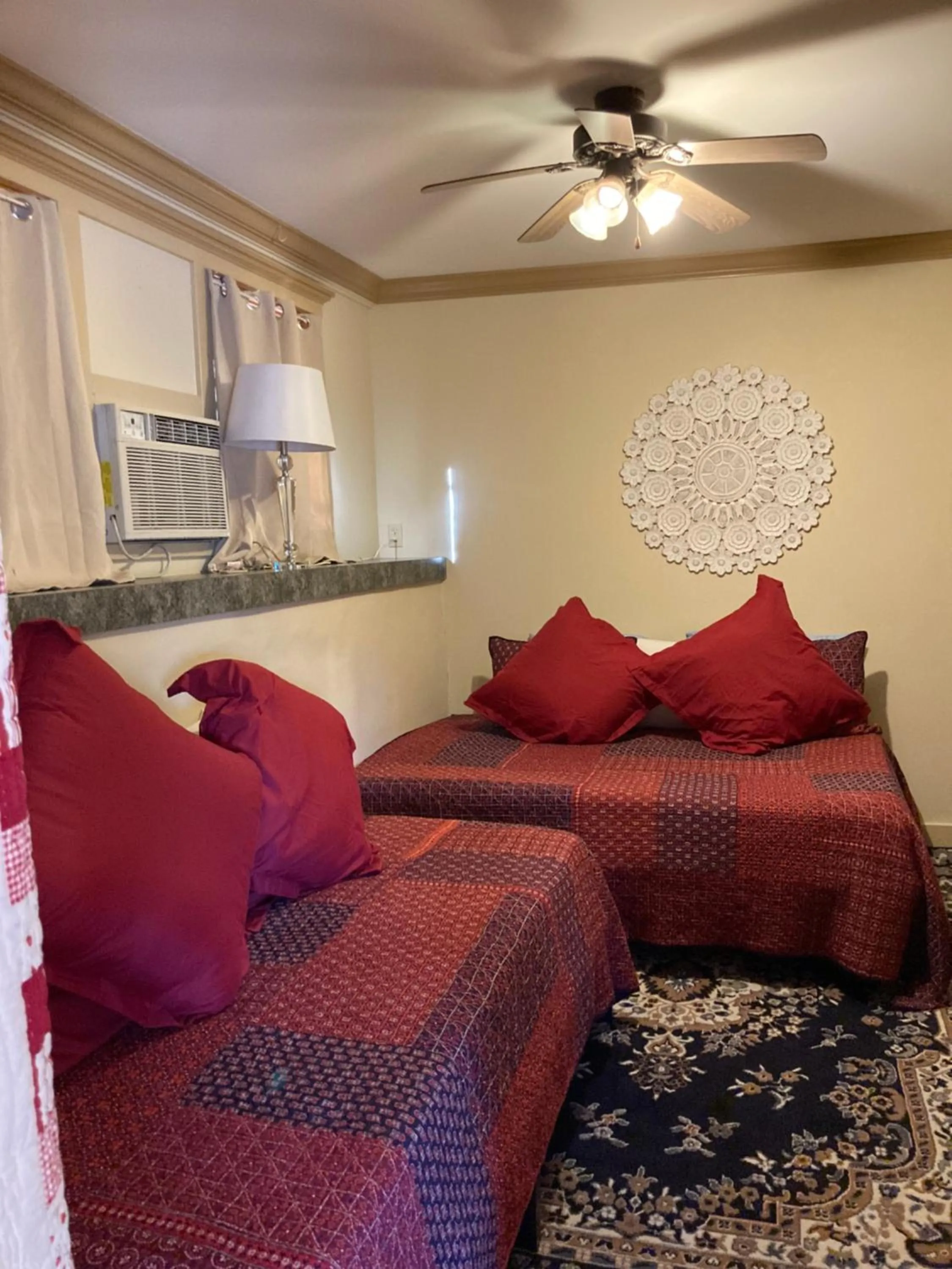 Bedroom in All Seasons Inn