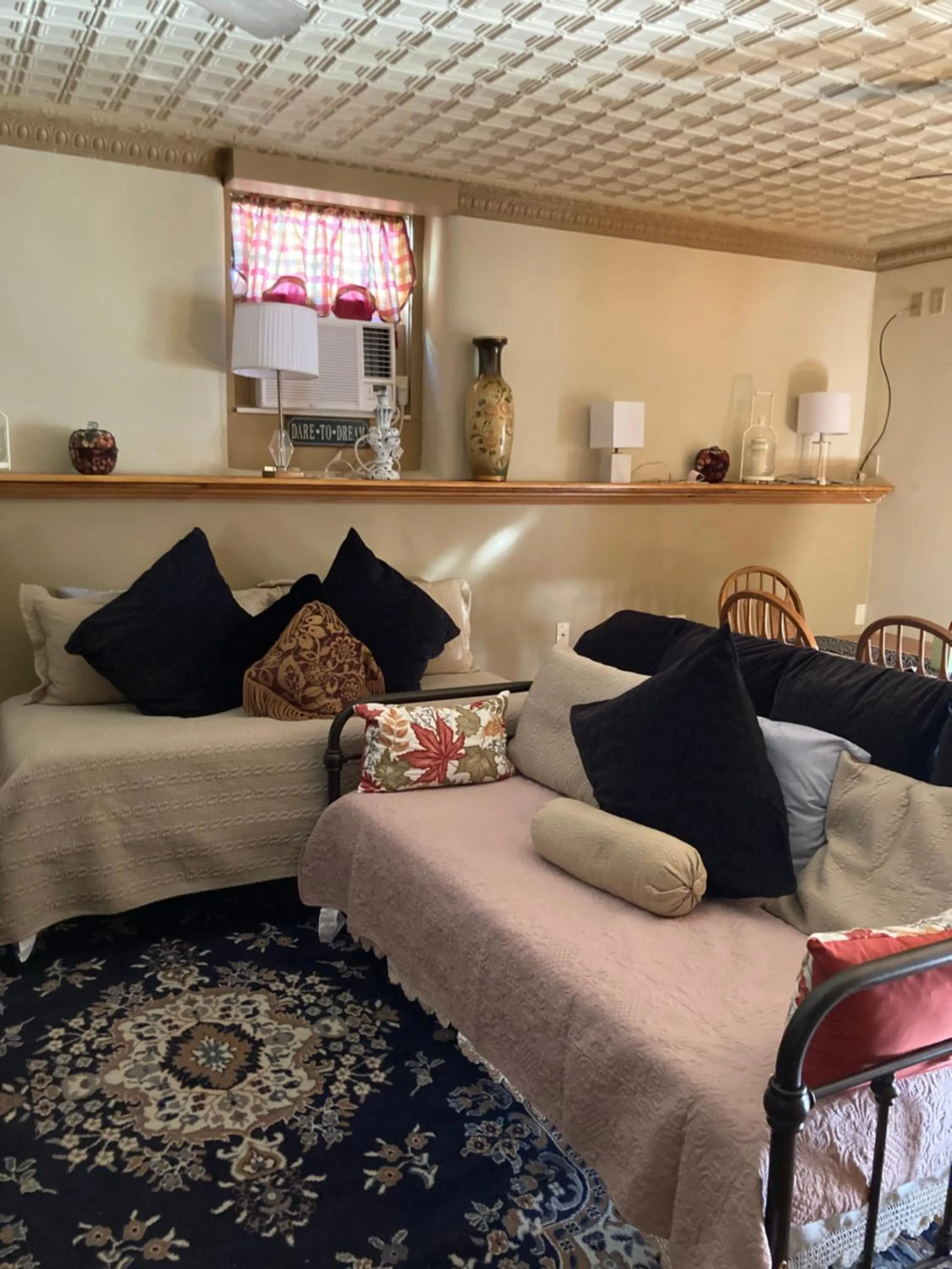 Living room in All Seasons Inn