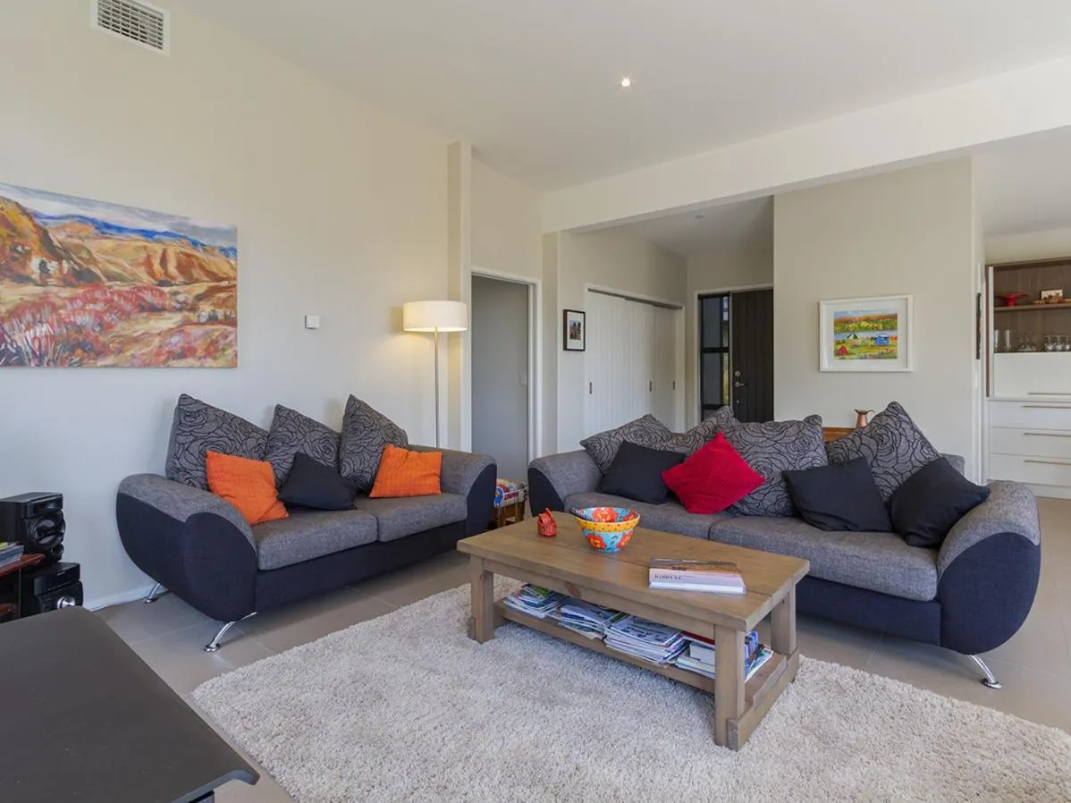 Sunhaven Lakeside - Cromwell Holiday Home