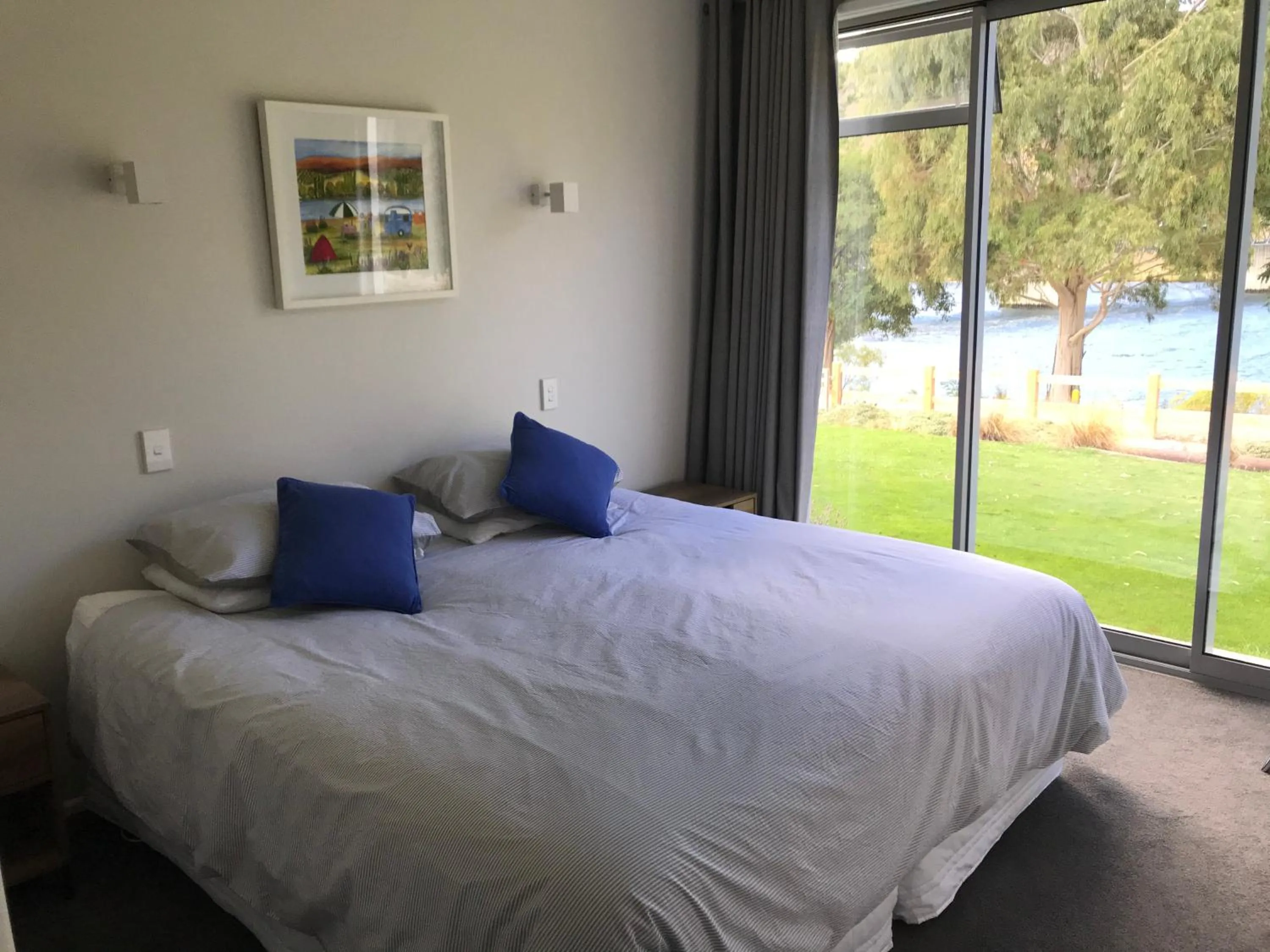 Shower, Bed in Sunhaven Lakeside - Cromwell Holiday Home