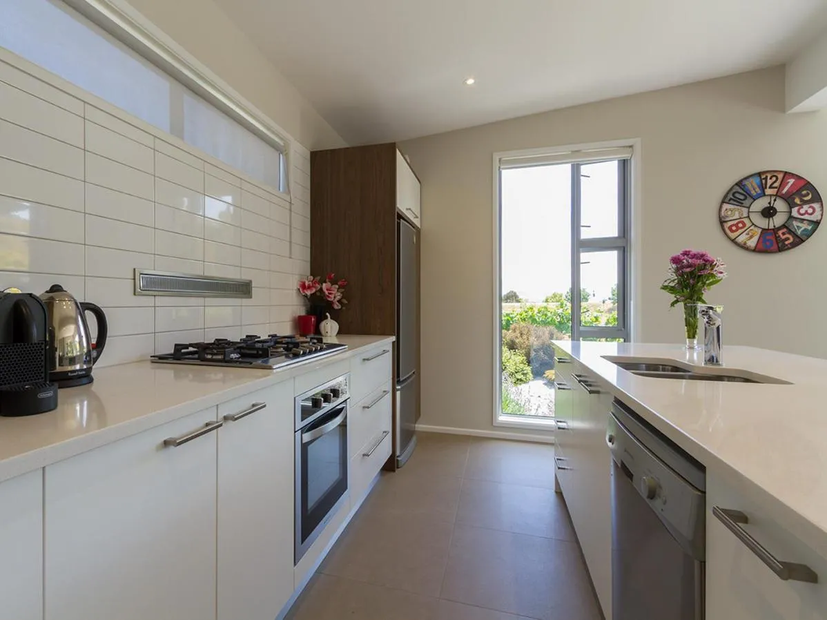 Kitchen or kitchenette in Sunhaven Lakeside - Cromwell Holiday Home