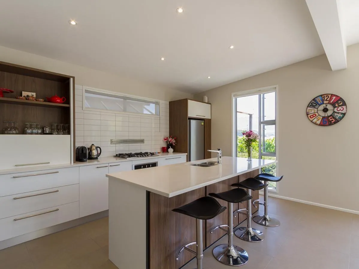 Kitchen or kitchenette in Sunhaven Lakeside - Cromwell Holiday Home