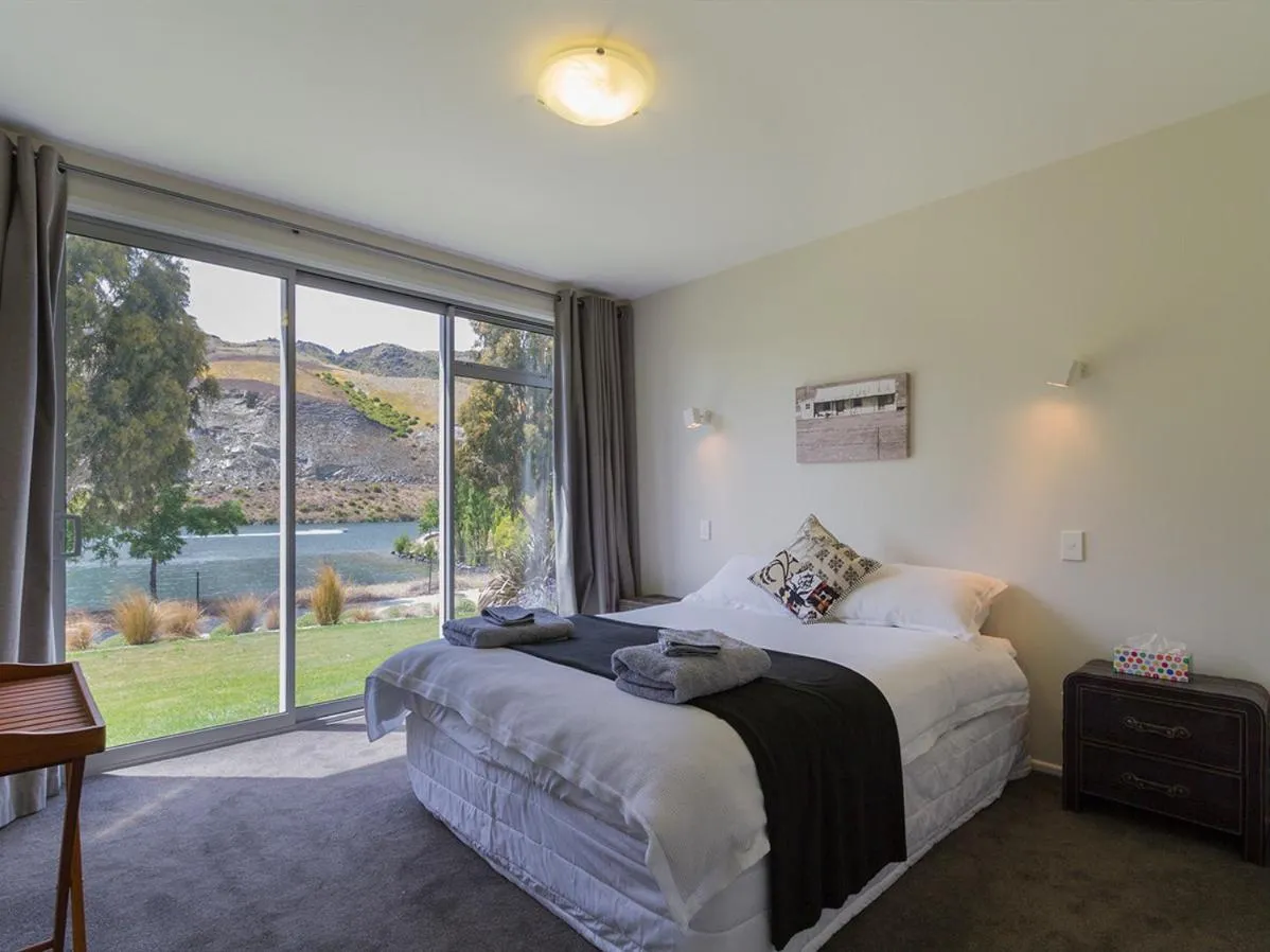 Bed in Sunhaven Lakeside - Cromwell Holiday Home
