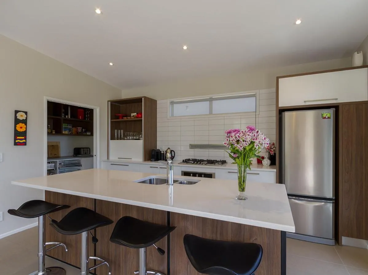 Kitchen or kitchenette in Sunhaven Lakeside - Cromwell Holiday Home