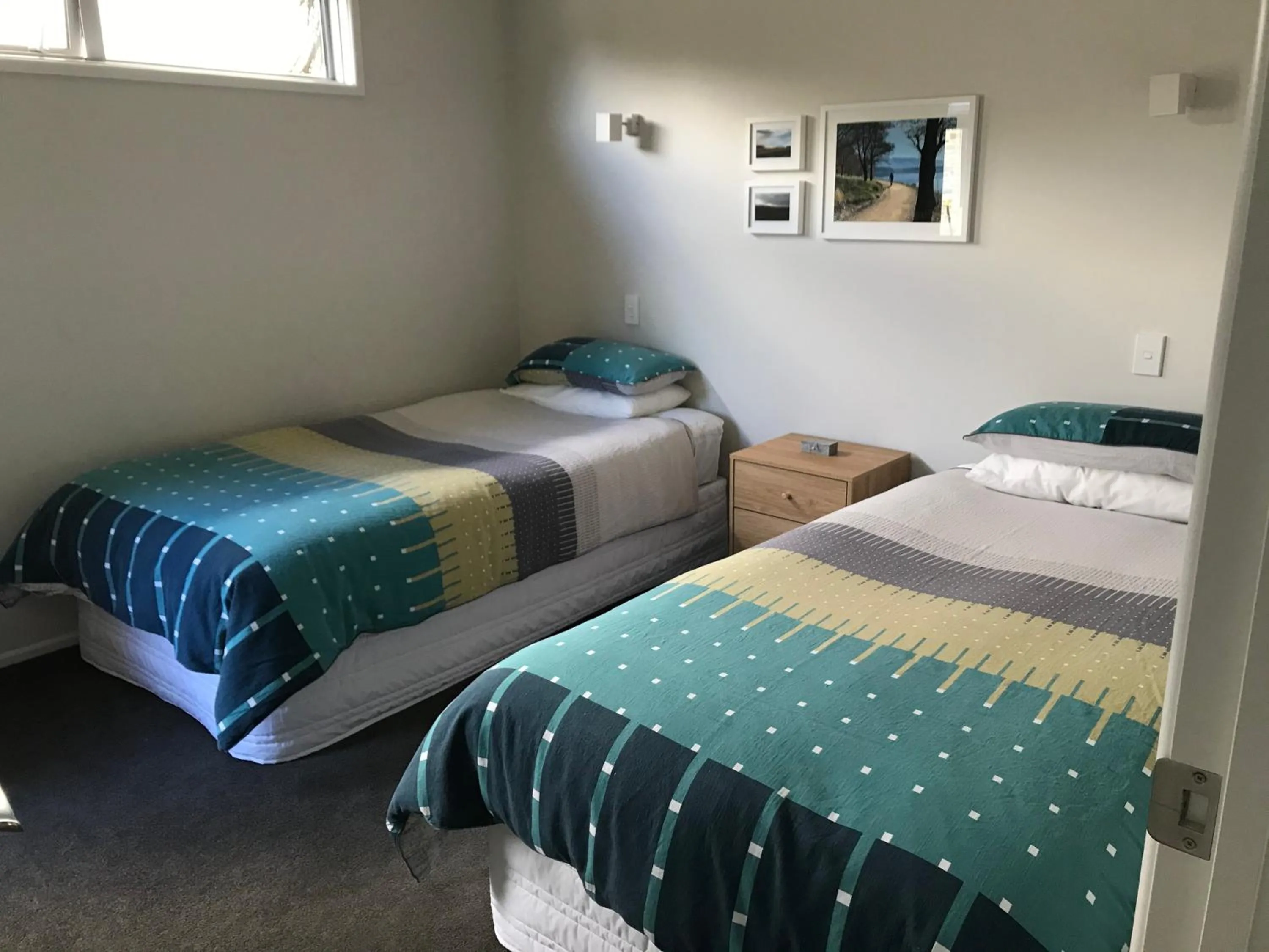 Shower, Bed in Sunhaven Lakeside - Cromwell Holiday Home