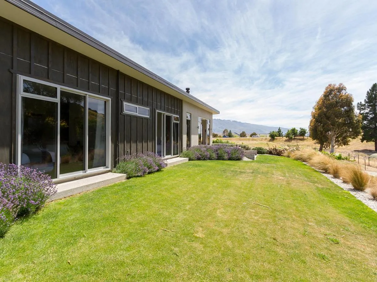 Sunhaven Lakeside - Cromwell Holiday Home