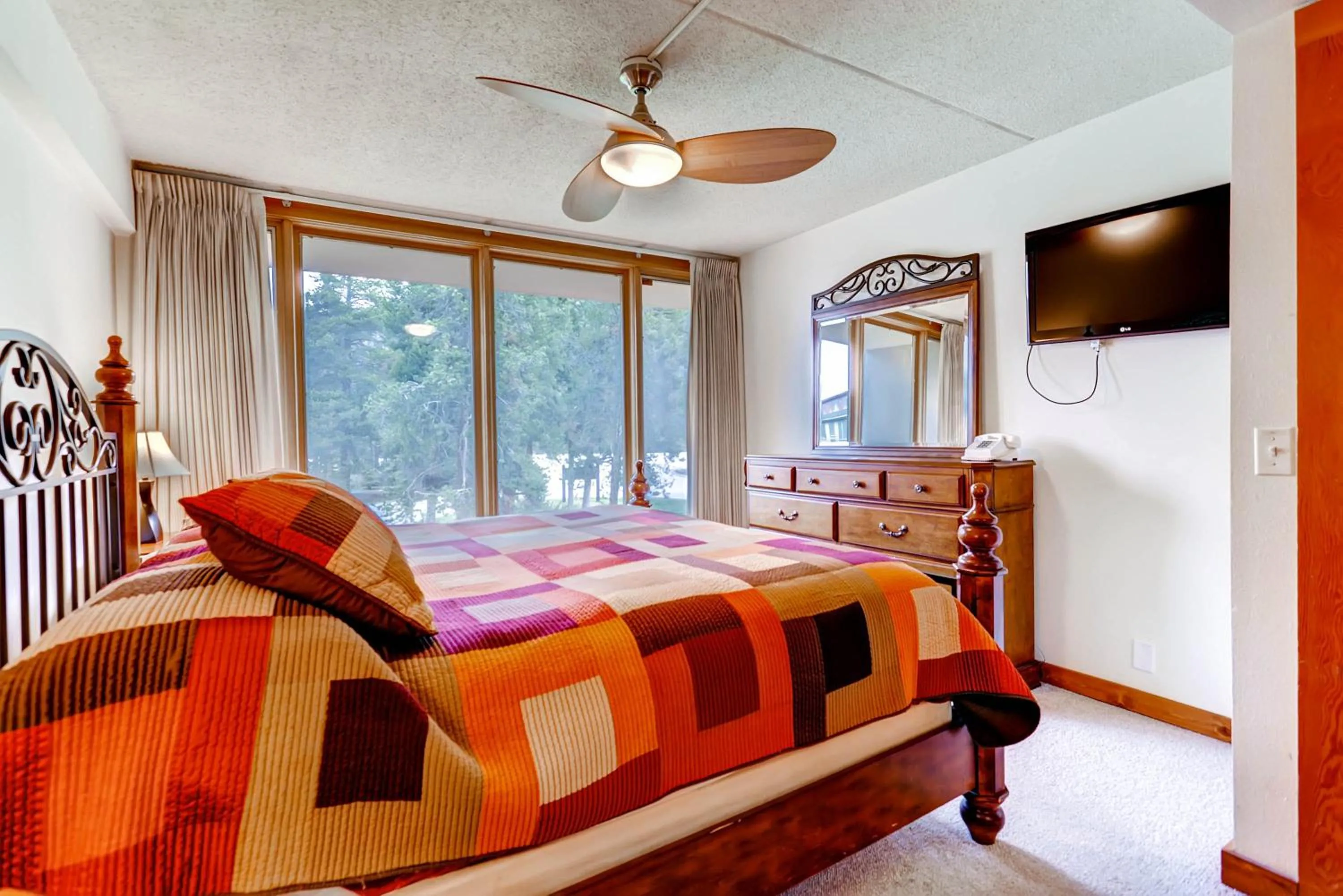 Photo of the whole room, Bed in Lakeside Village by Keystone Resort