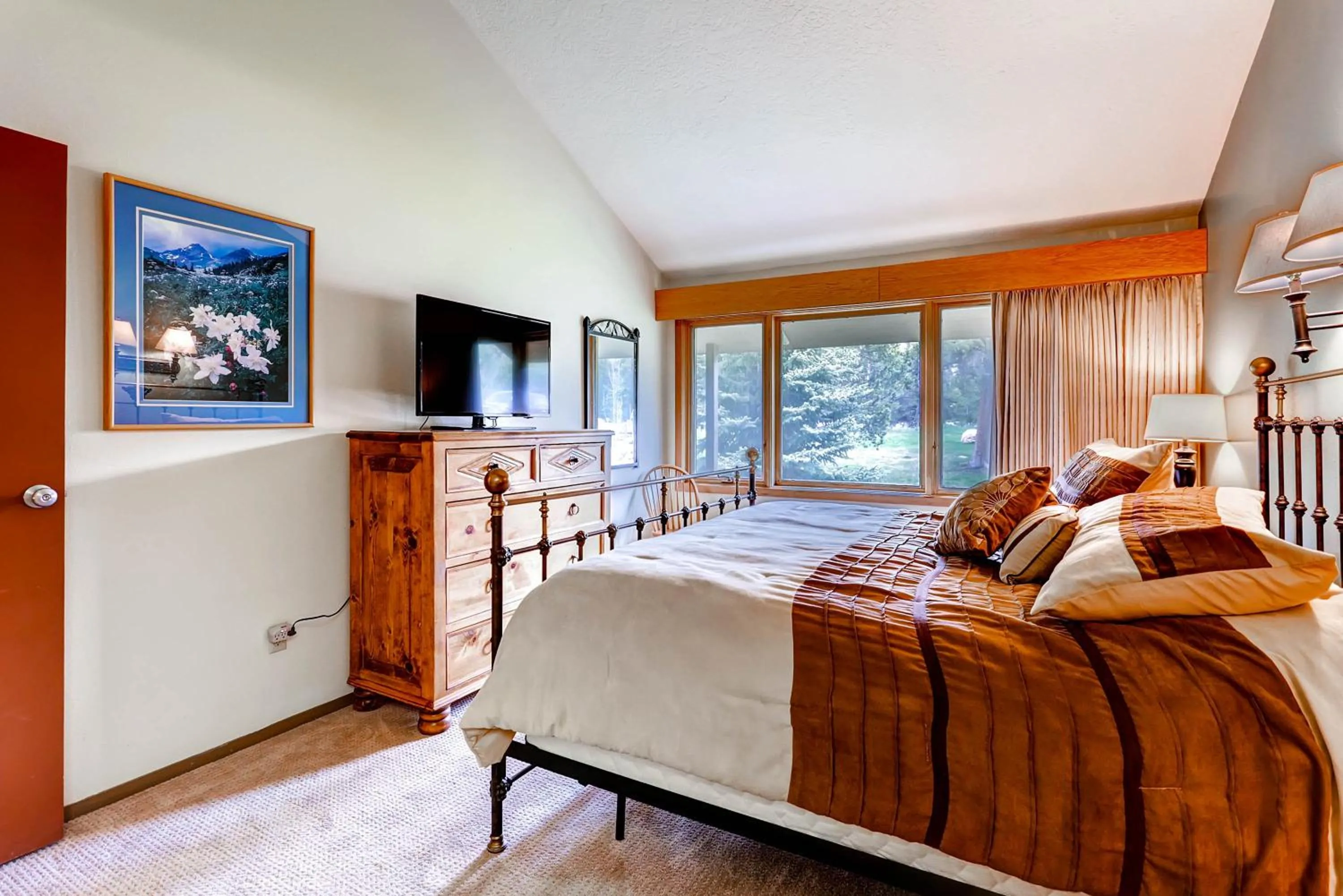Photo of the whole room, Bed in Lakeside Village by Keystone Resort