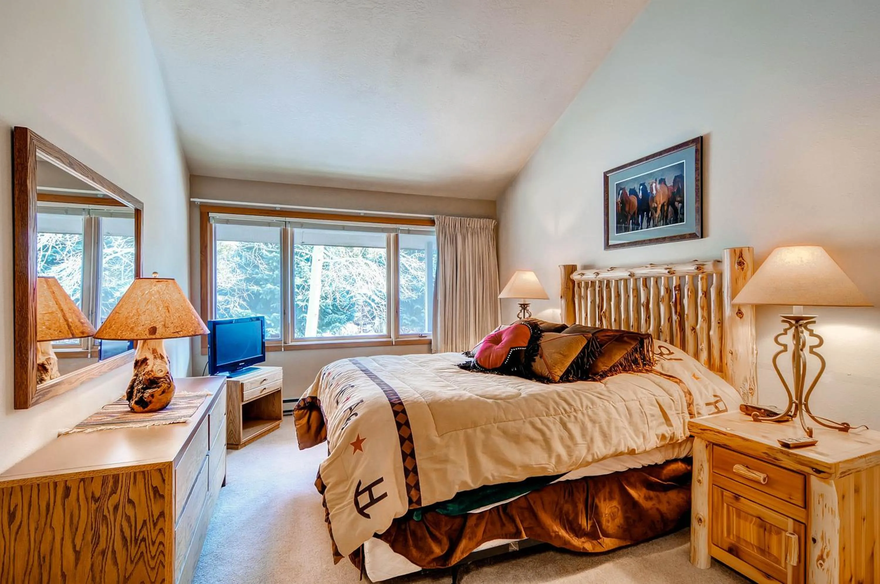 Photo of the whole room, Bed in Lakeside Village by Keystone Resort