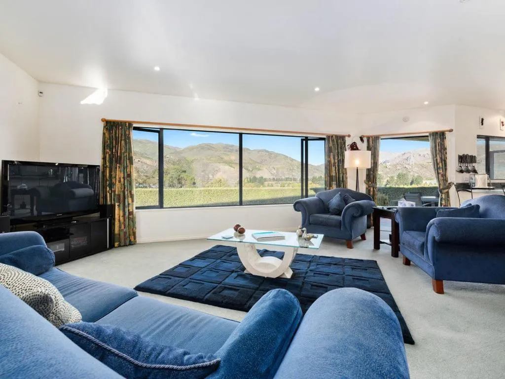 Lounge or bar in Kawarau Bay View - Cromwell Holiday Home