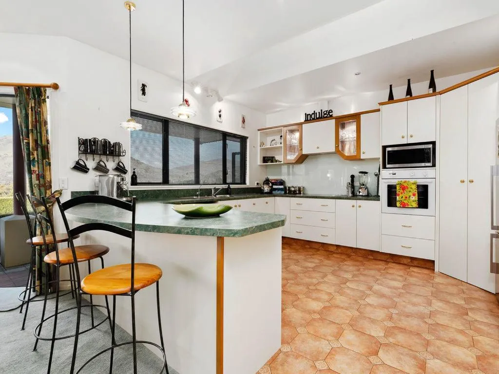 Kitchen or kitchenette in Kawarau Bay View - Cromwell Holiday Home