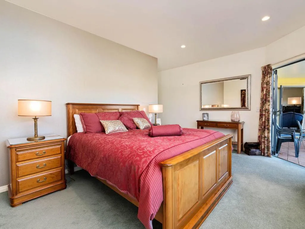 Bed in Kawarau Bay View - Cromwell Holiday Home