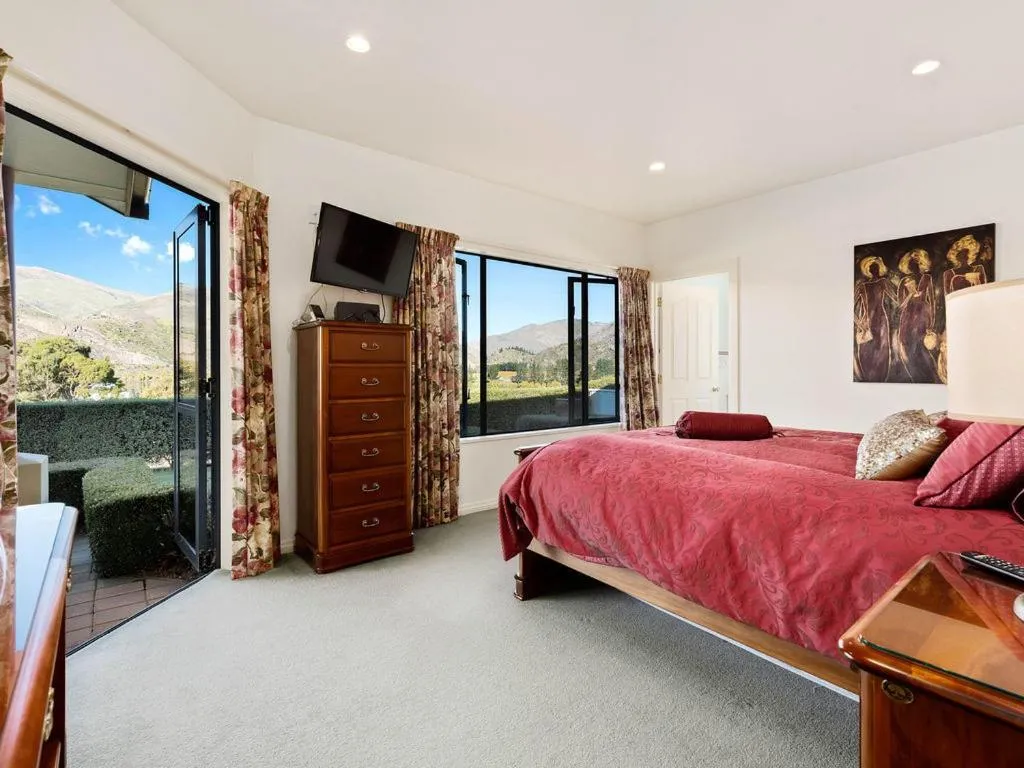 Bed in Kawarau Bay View - Cromwell Holiday Home