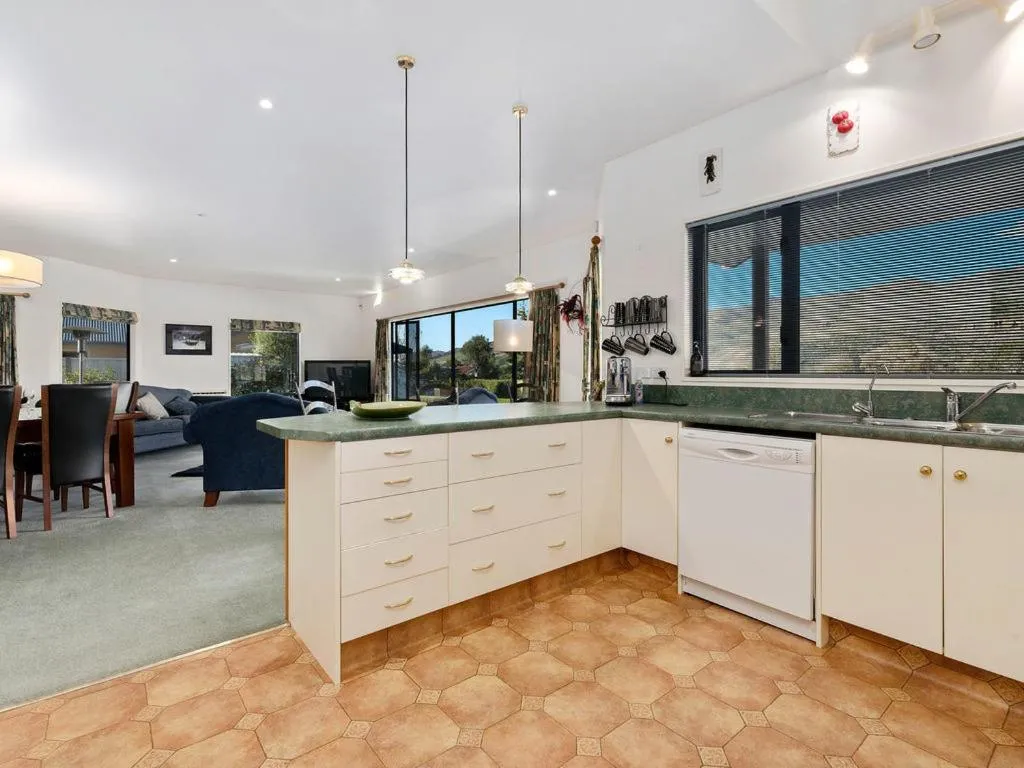 Kitchen or kitchenette in Kawarau Bay View - Cromwell Holiday Home