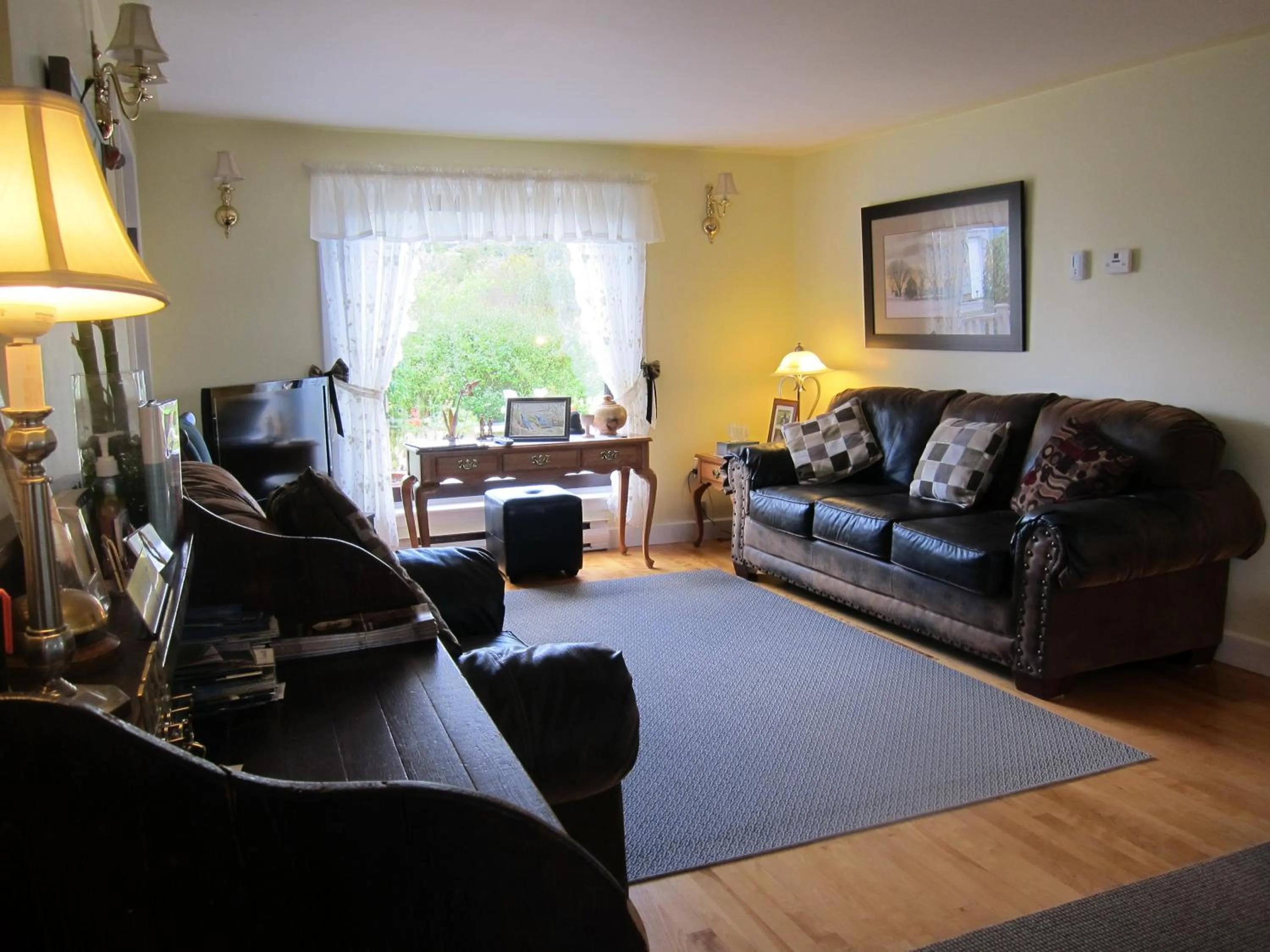 Communal lounge/ TV room in Auld Farm Inn B&B