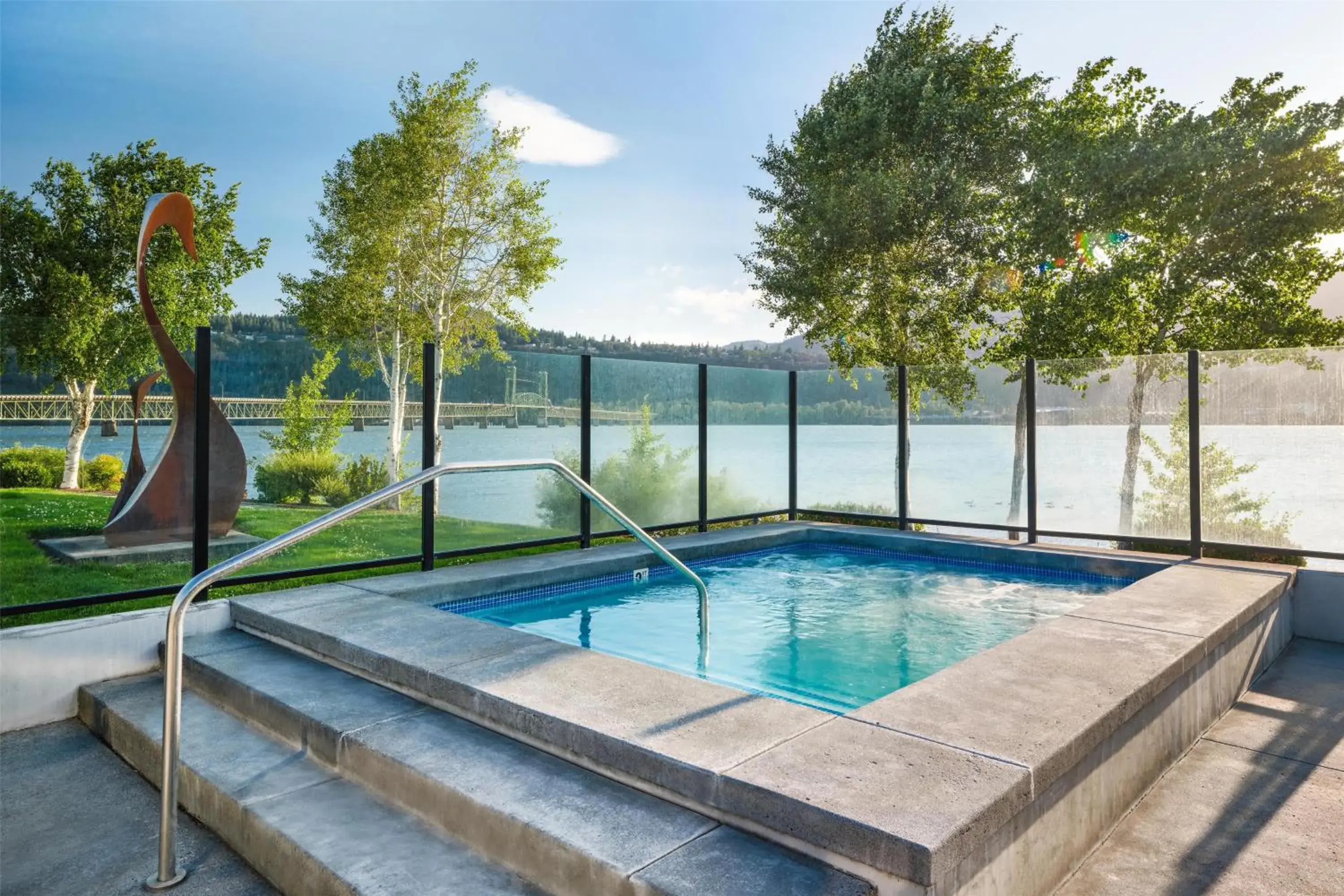 Pool view in Best Western Plus Hood River Inn Pool view in Best Western Plus Hood River Inn