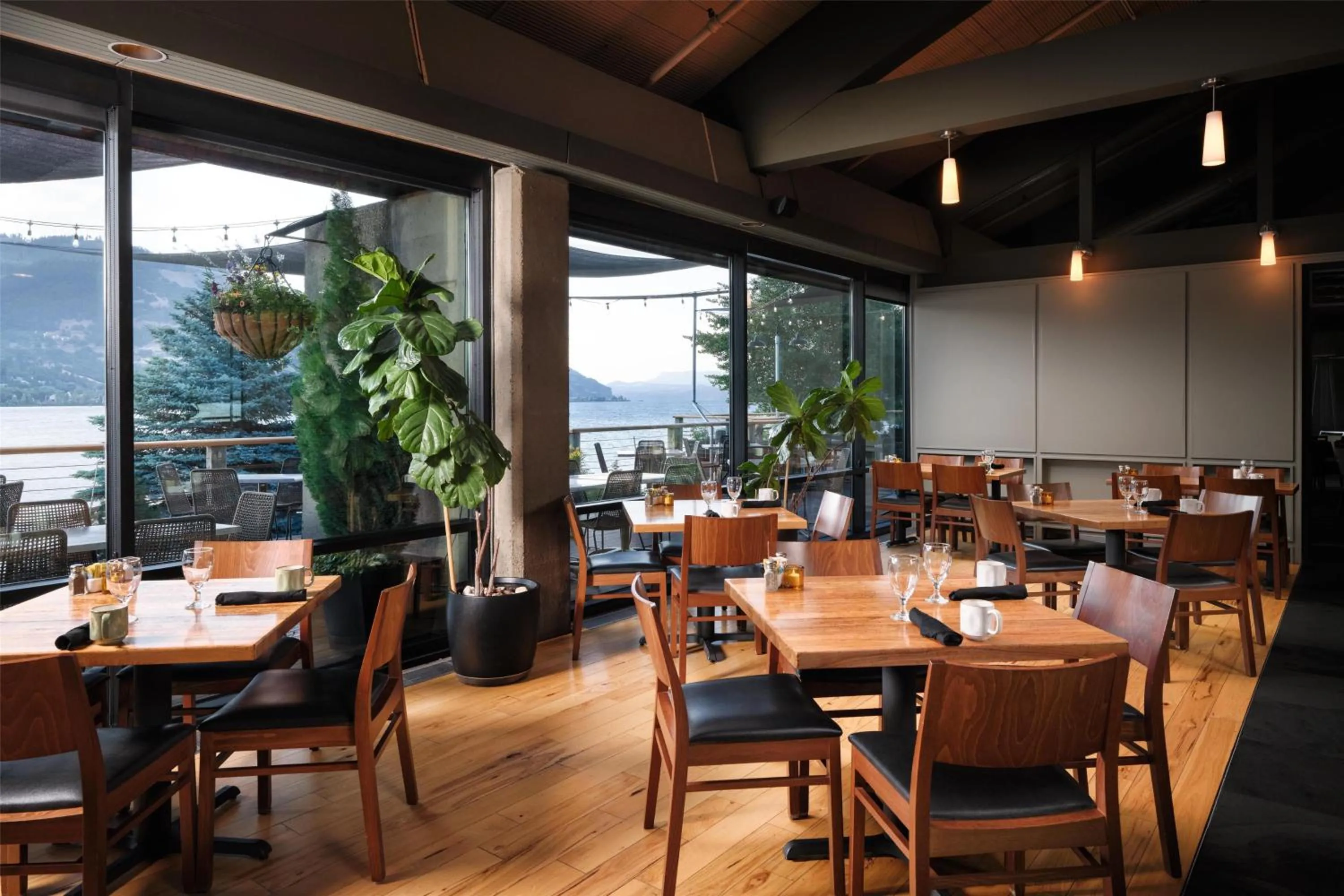 Restaurant/places to eat in Best Western Plus Hood River Inn