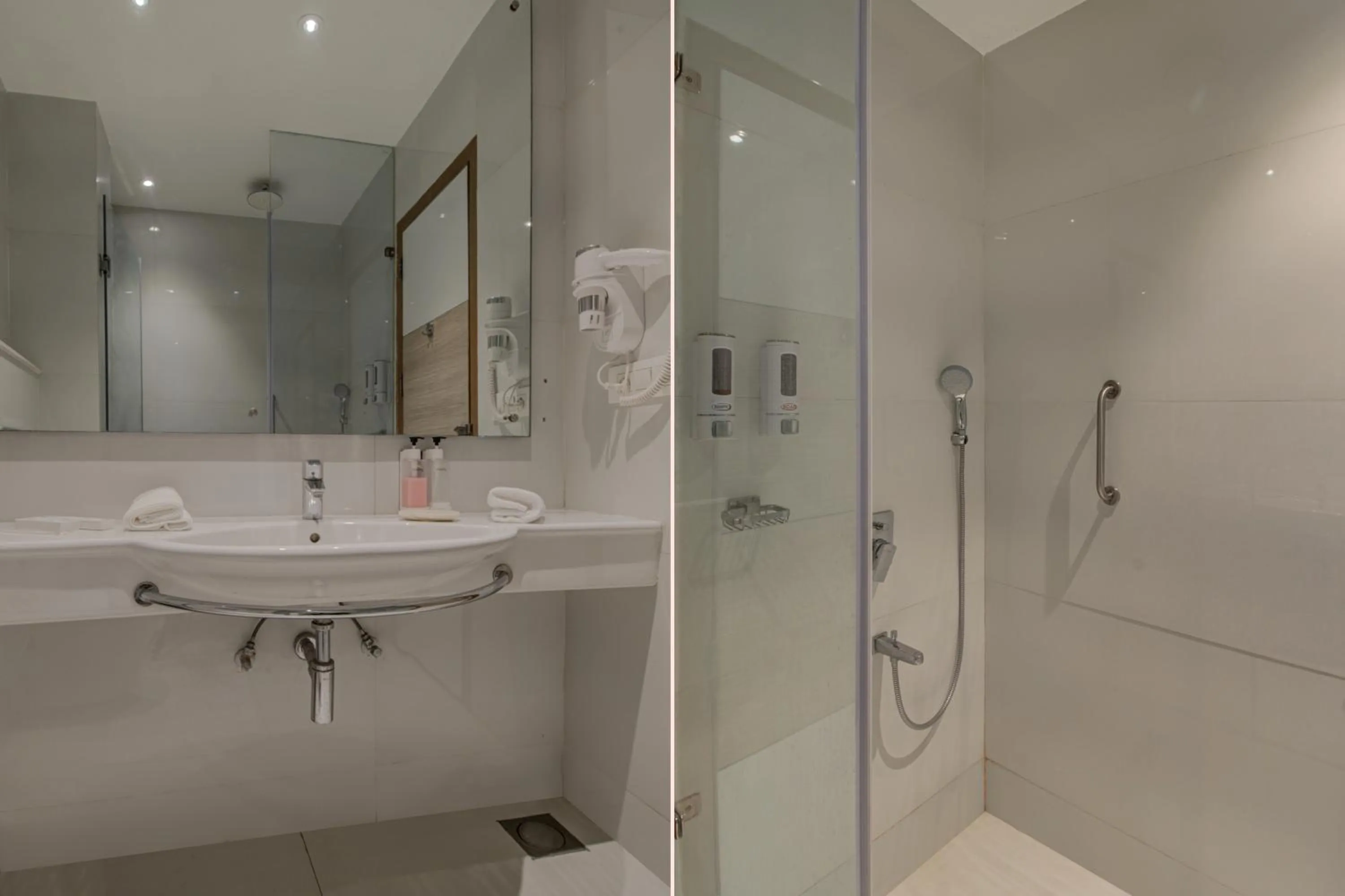 Bathroom in Iris Park Hotel New Delhi