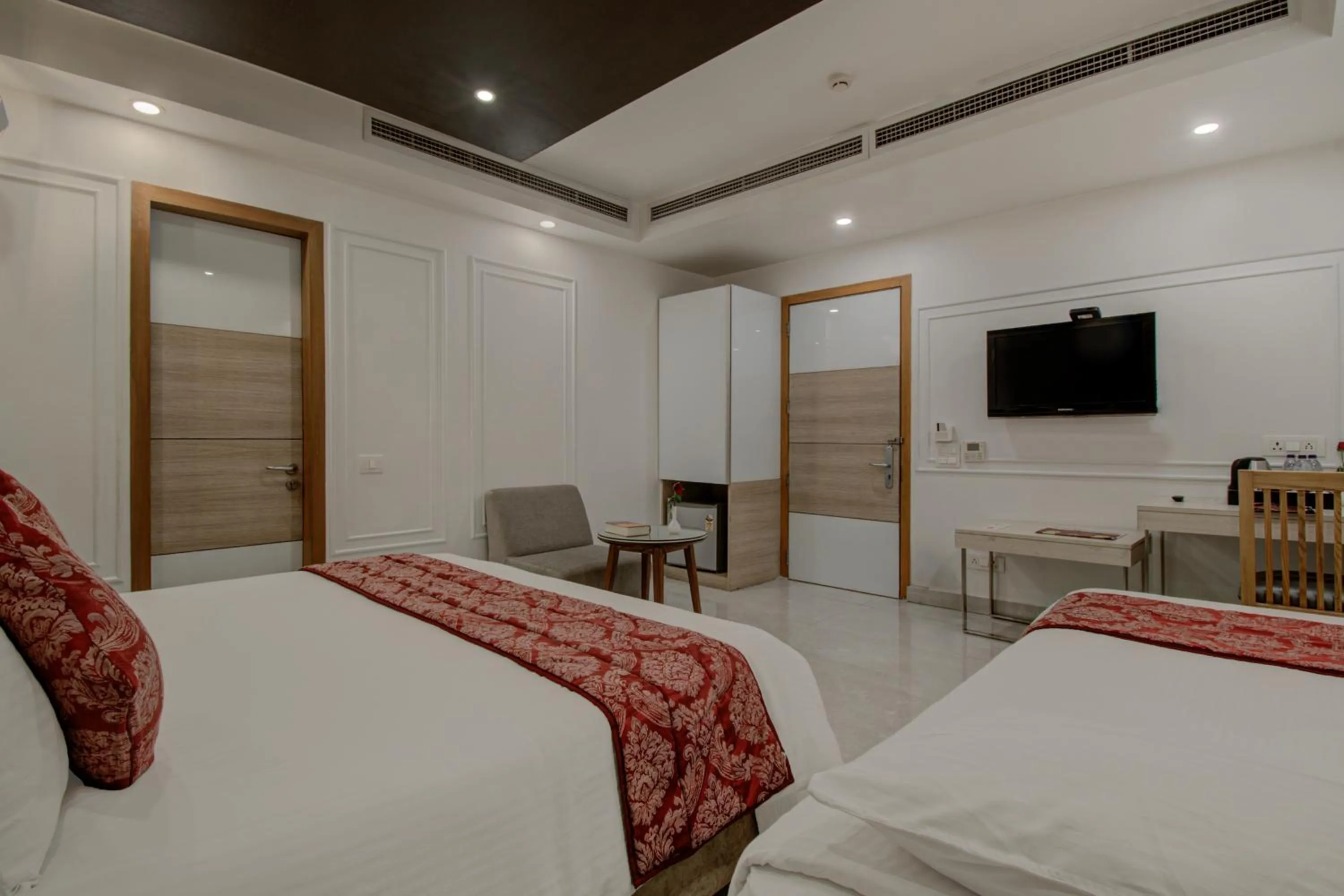 Bed in Iris Park Hotel New Delhi