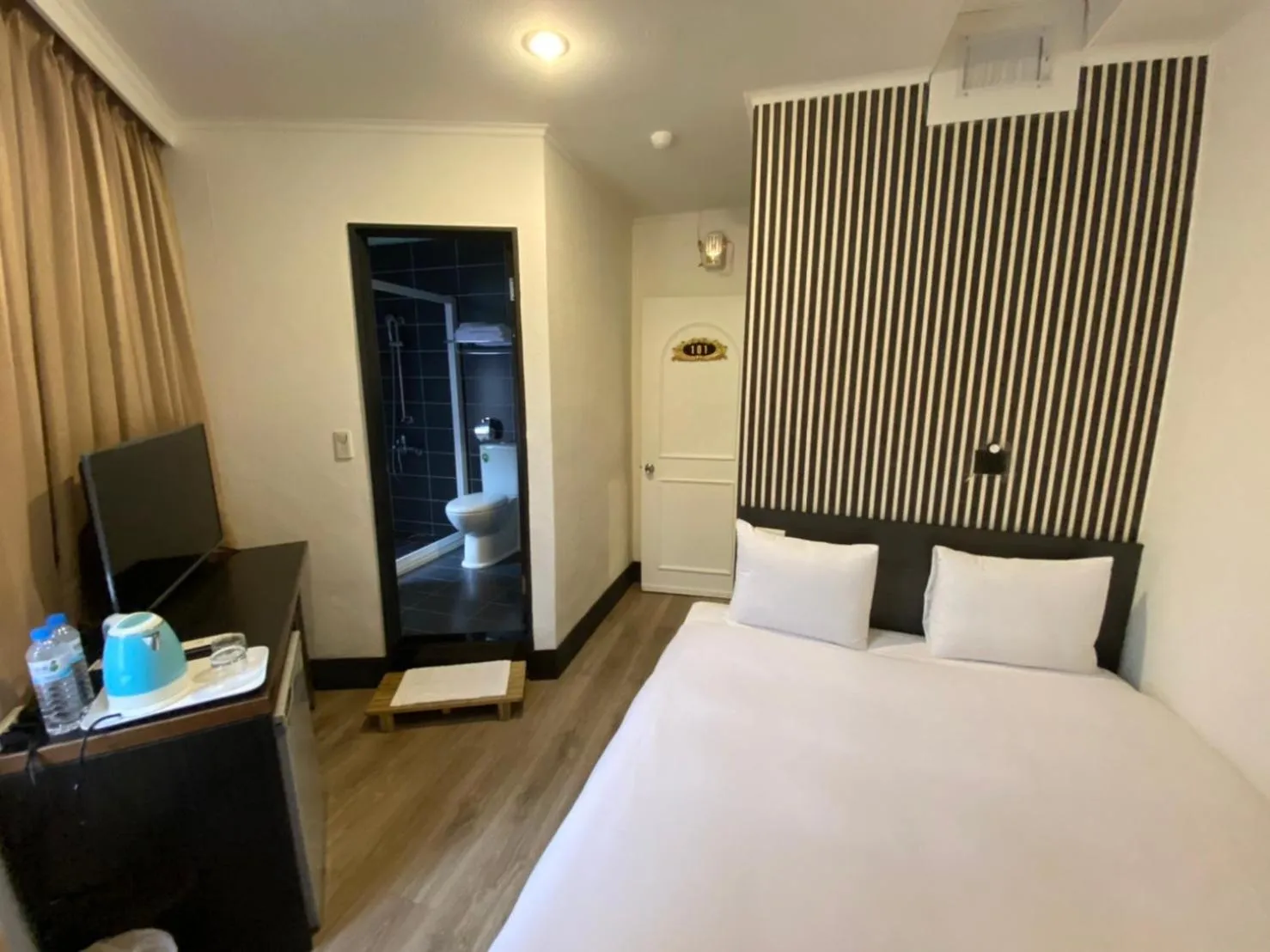 Photo of the whole room, Bed in Queens Hotel