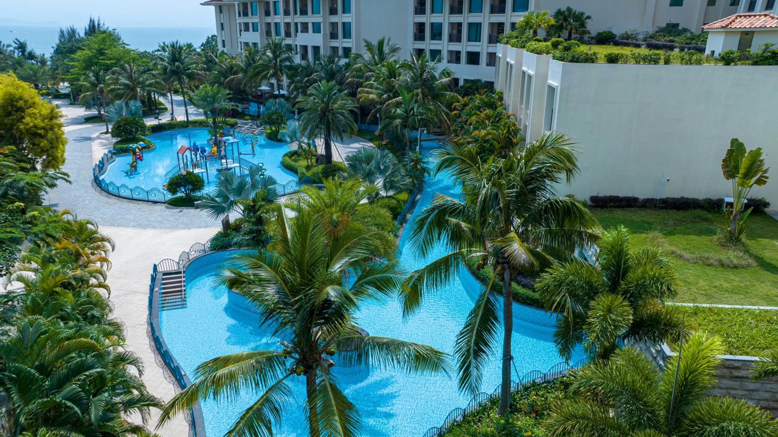 Swimming pool in Huidong Regal Palace Resort