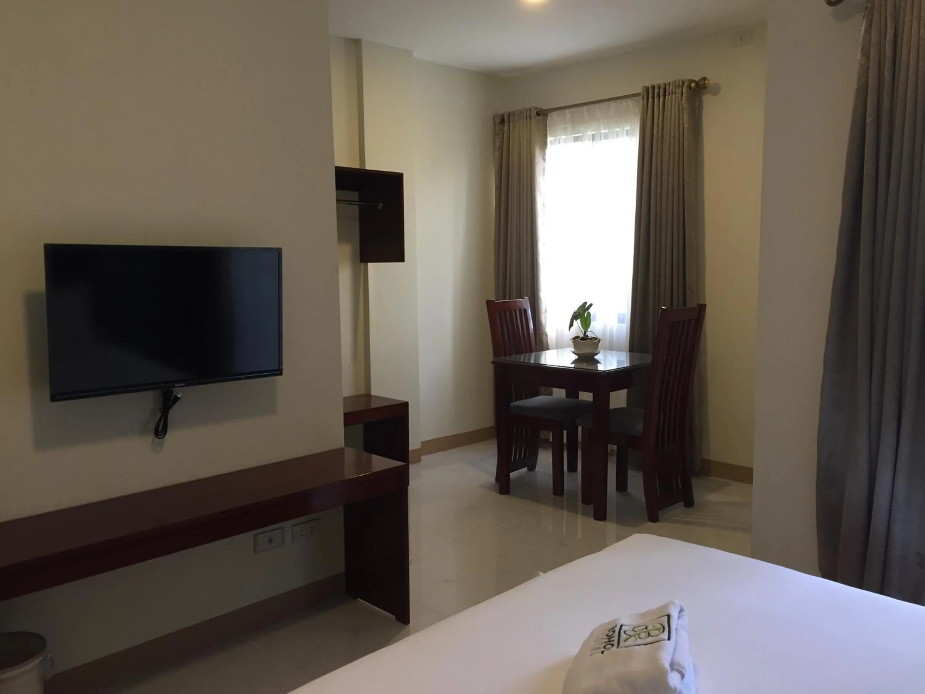 Dining area, Bed in Bohol Ecotel
