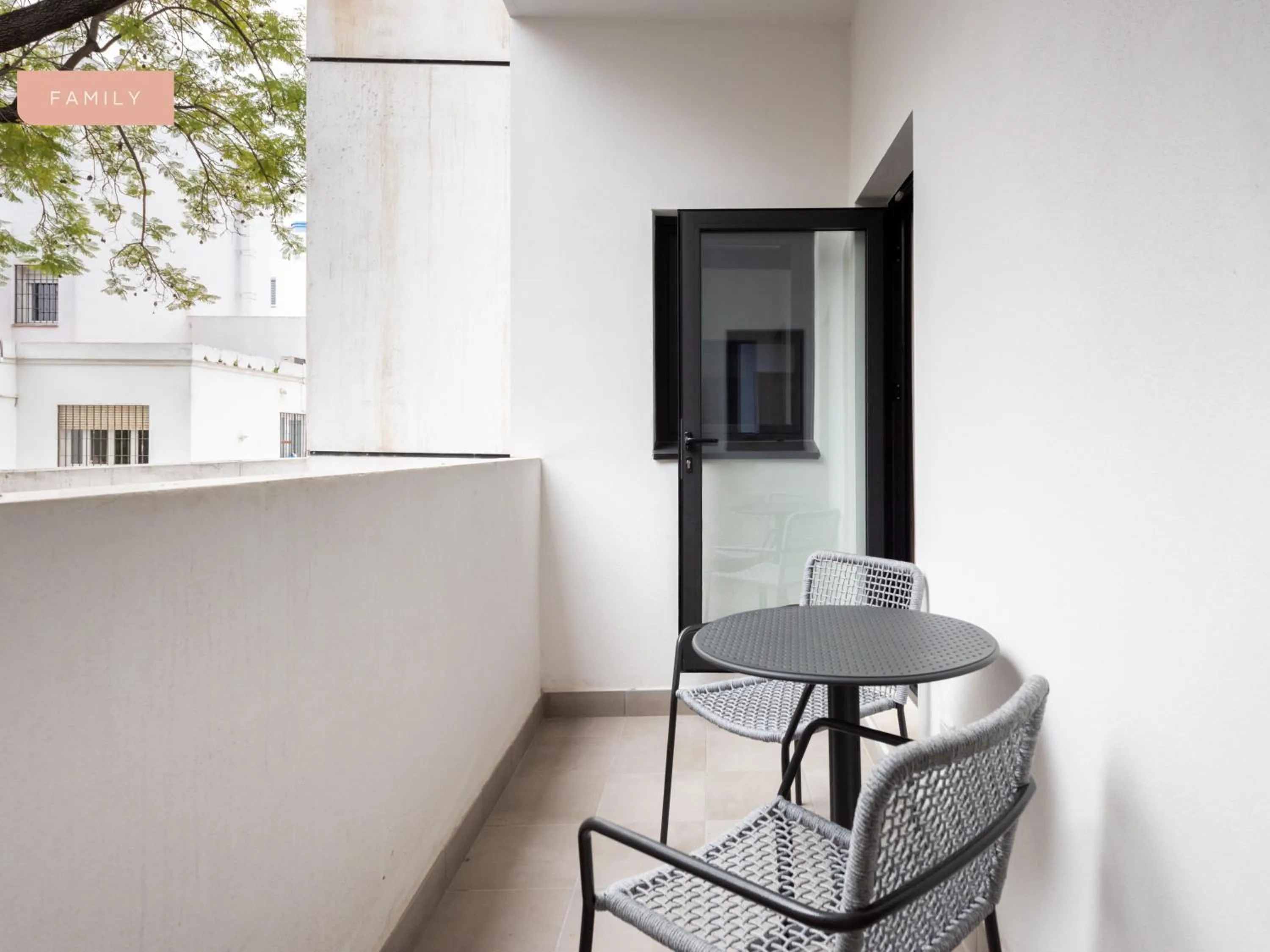 Balcony/Terrace in Limehome Sevilla Calle Torcuato Luca de Tena - Digital Access