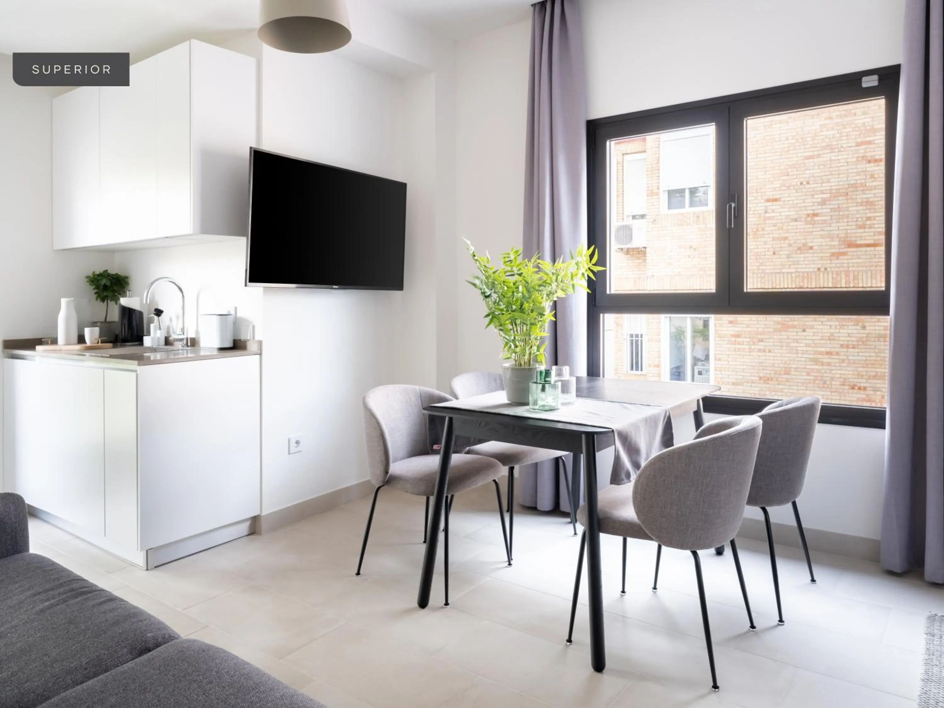 Seating area in Limehome Sevilla Calle Torcuato Luca de Tena - Digital Access