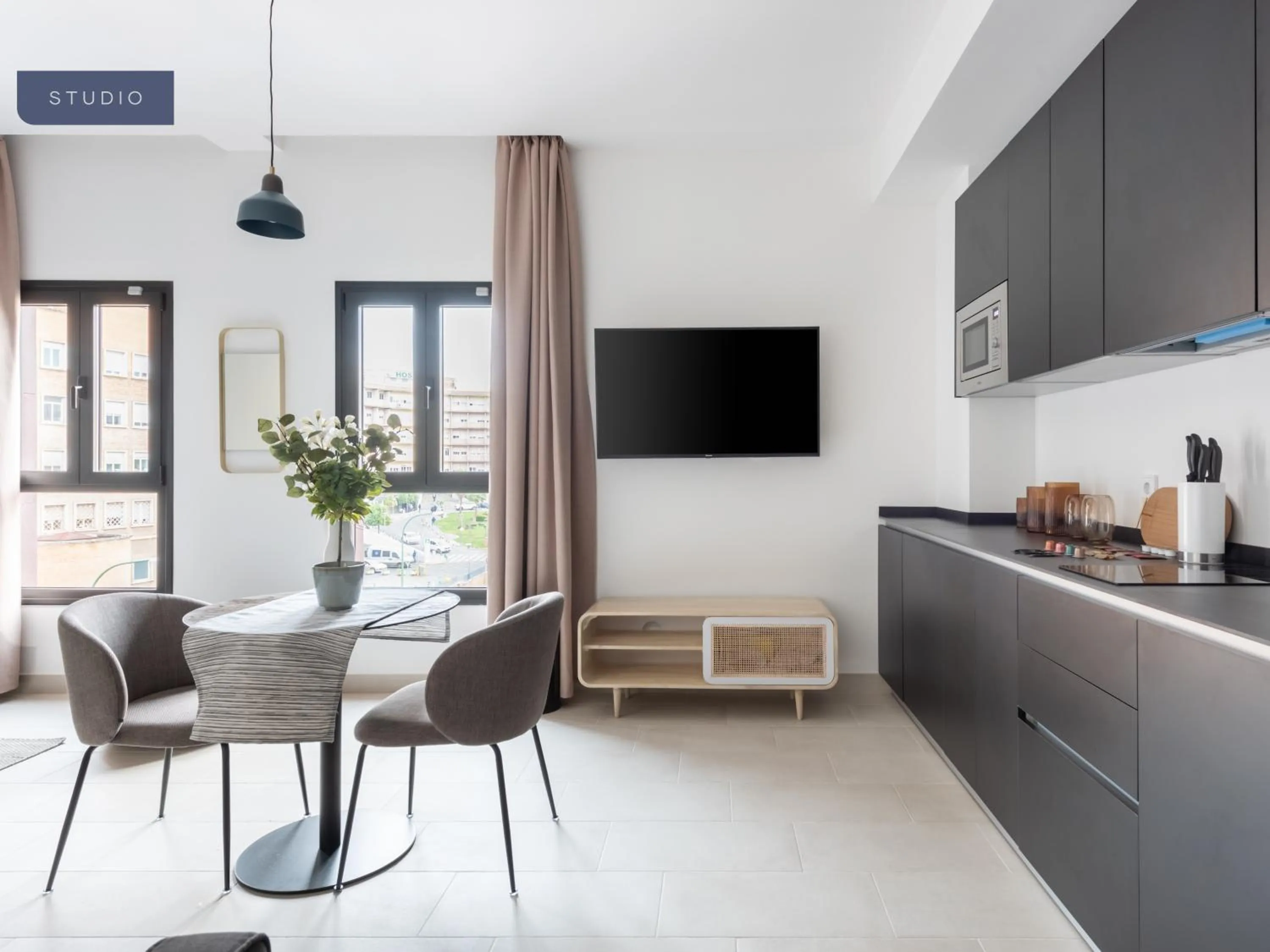 Photo of the whole room in Limehome Sevilla Calle Torcuato Luca de Tena - Digital Access