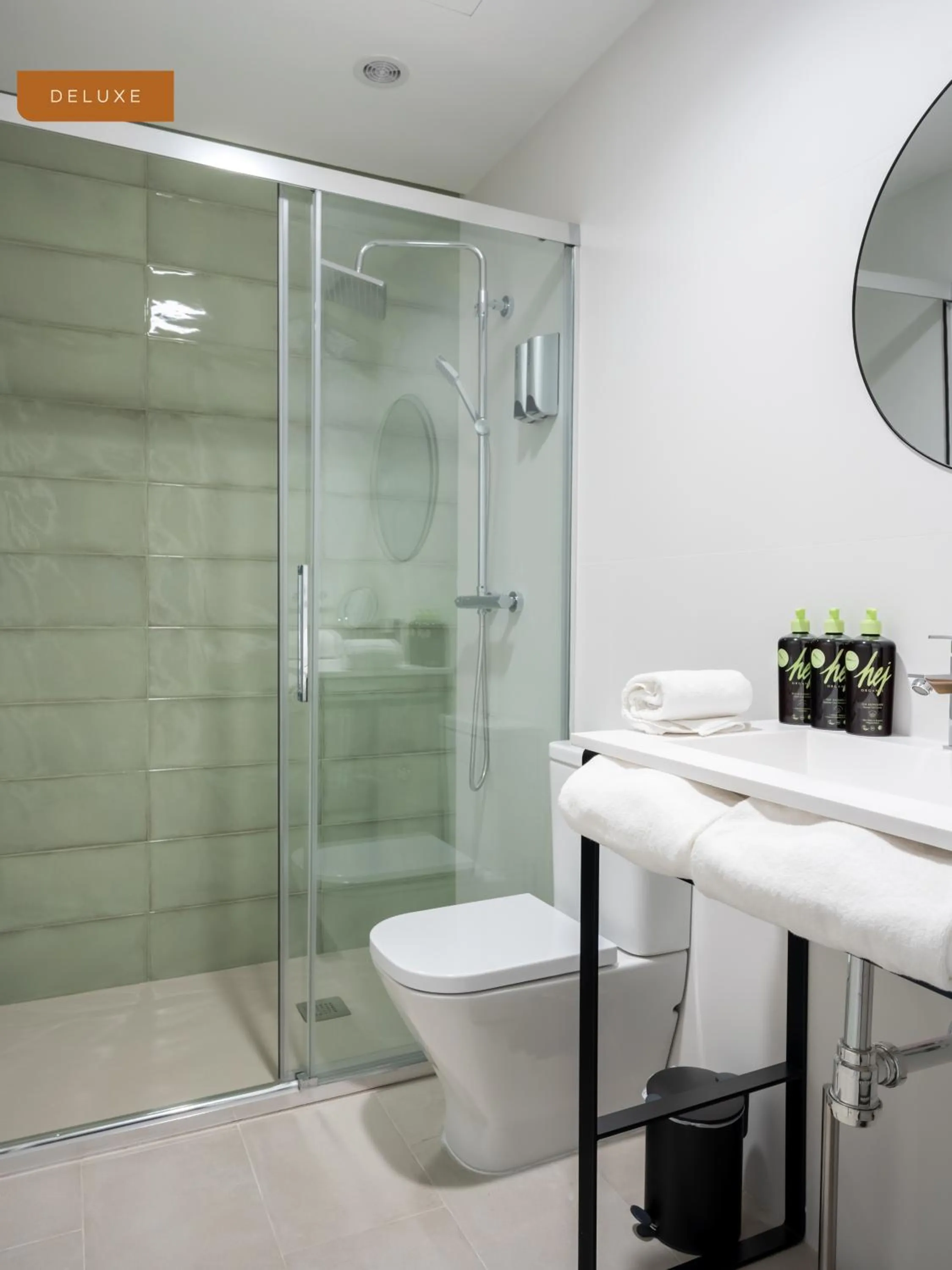 Bathroom in Limehome Sevilla Calle Torcuato Luca de Tena - Digital Access