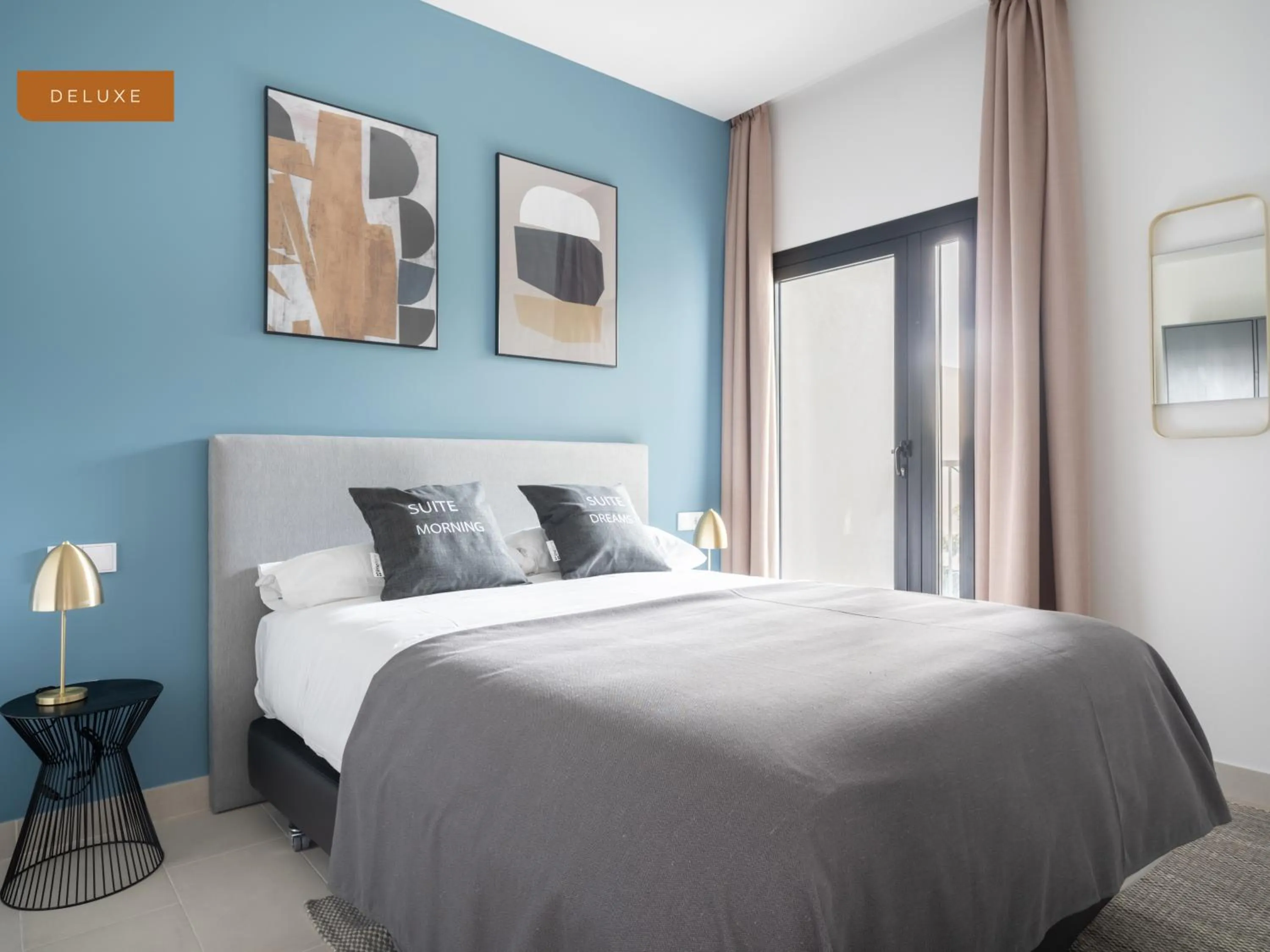 Bed in Limehome Sevilla Calle Torcuato Luca de Tena - Digital Access