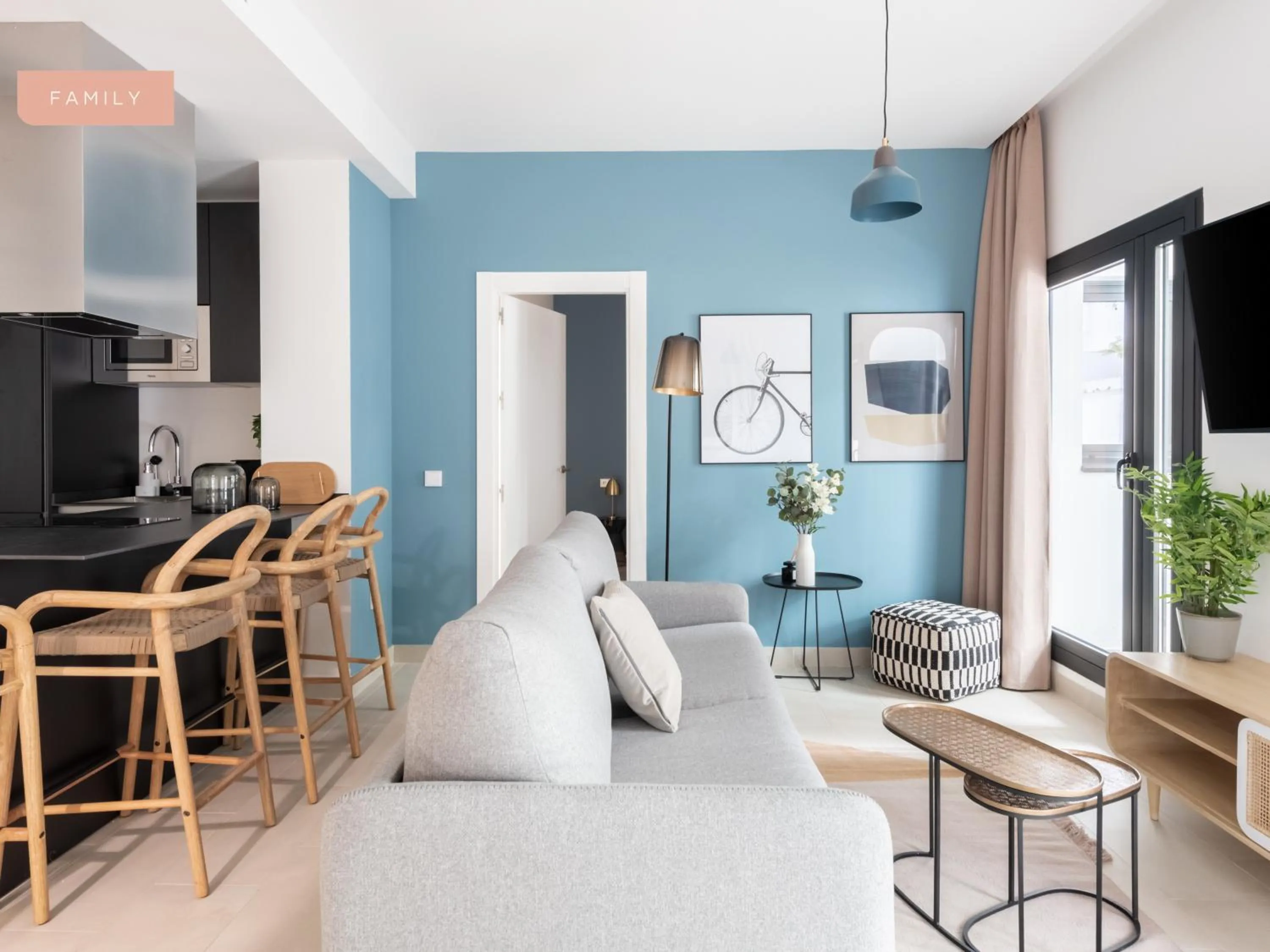 Photo of the whole room in Limehome Sevilla Calle Torcuato Luca de Tena - Digital Access