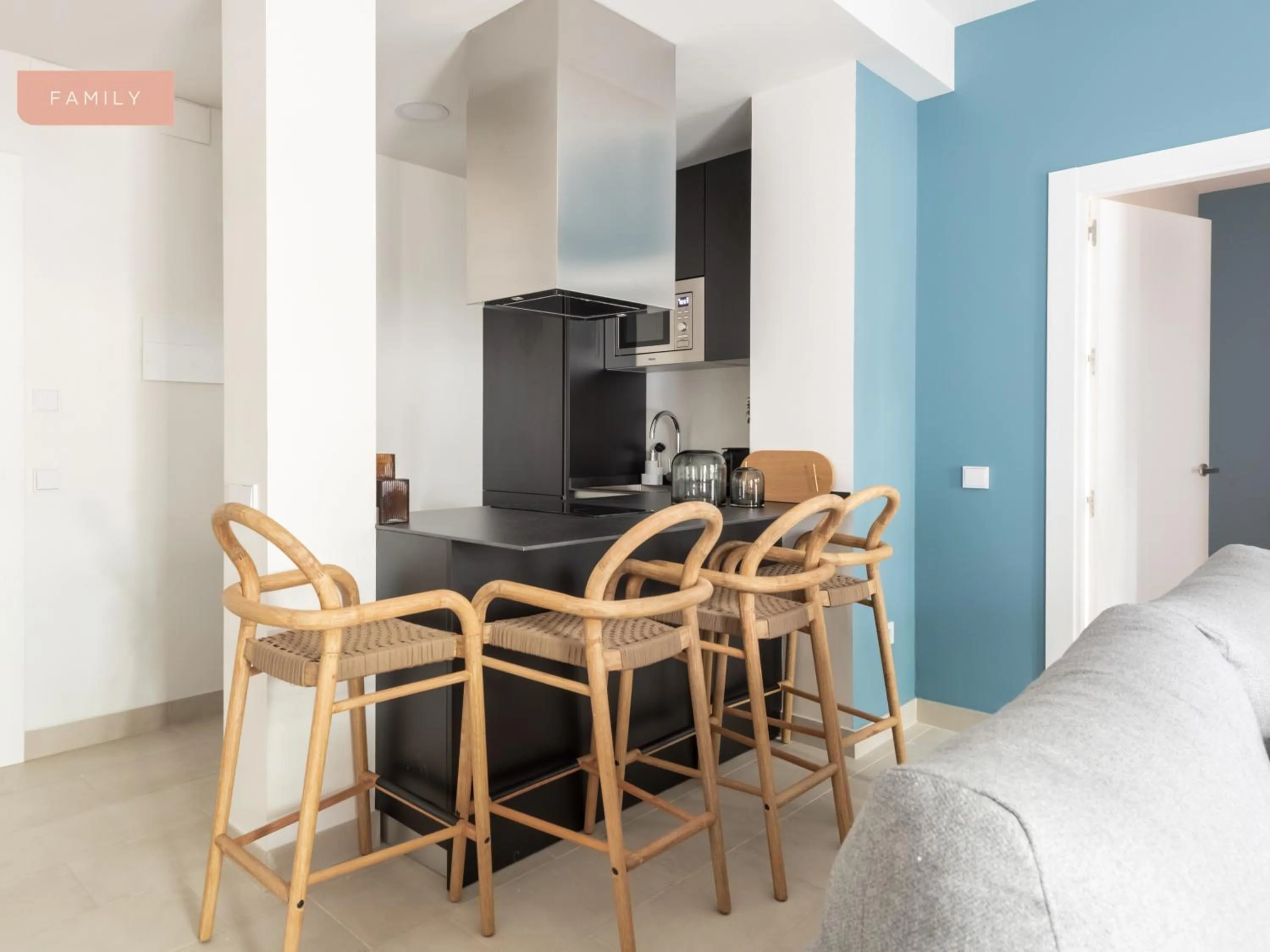 Seating area in Limehome Sevilla Calle Torcuato Luca de Tena - Digital Access