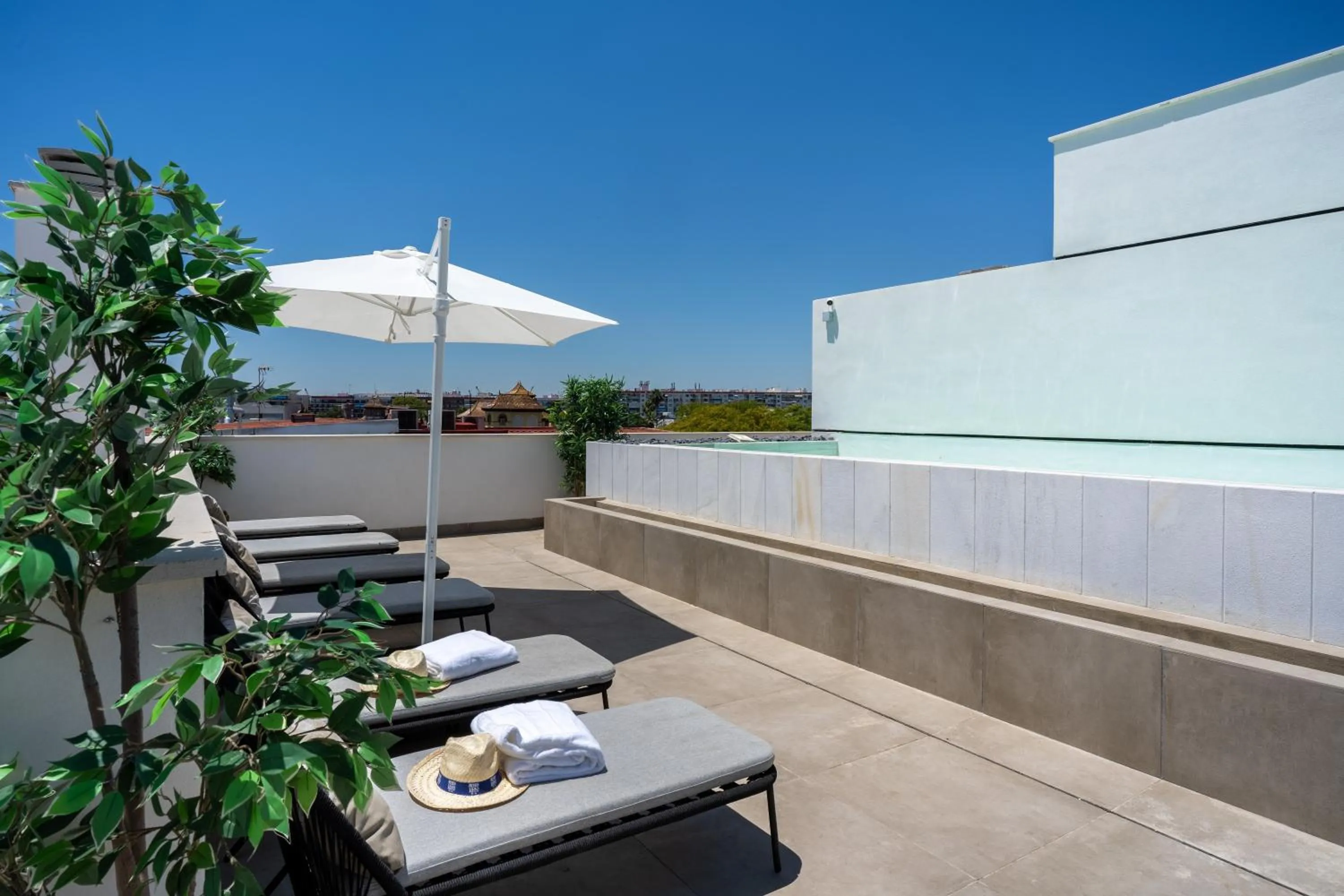 Patio in Limehome Sevilla Calle Torcuato Luca de Tena - Digital Access