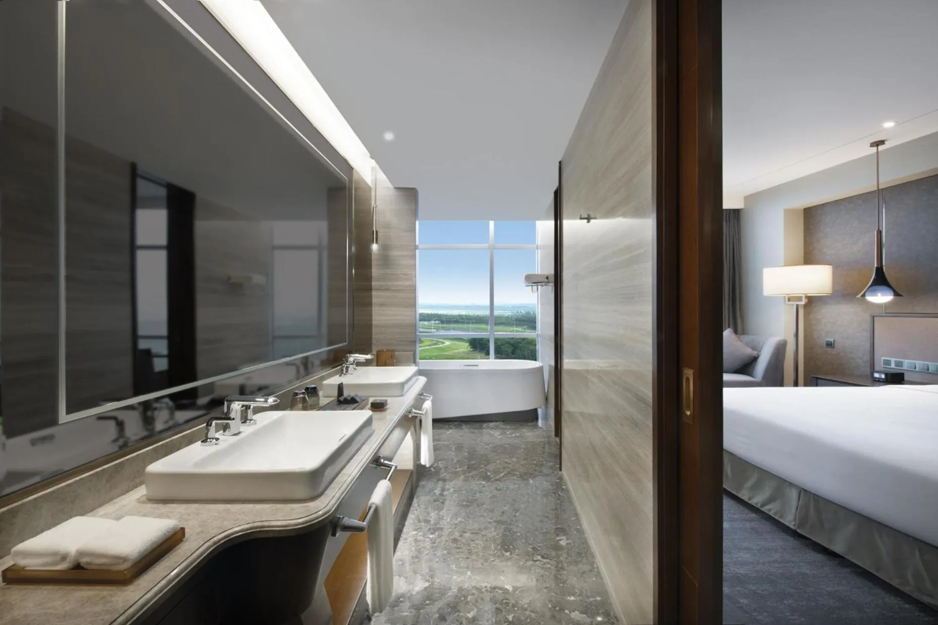 Bathroom, Bed in Grand Barony Qingdao Airport Hotel