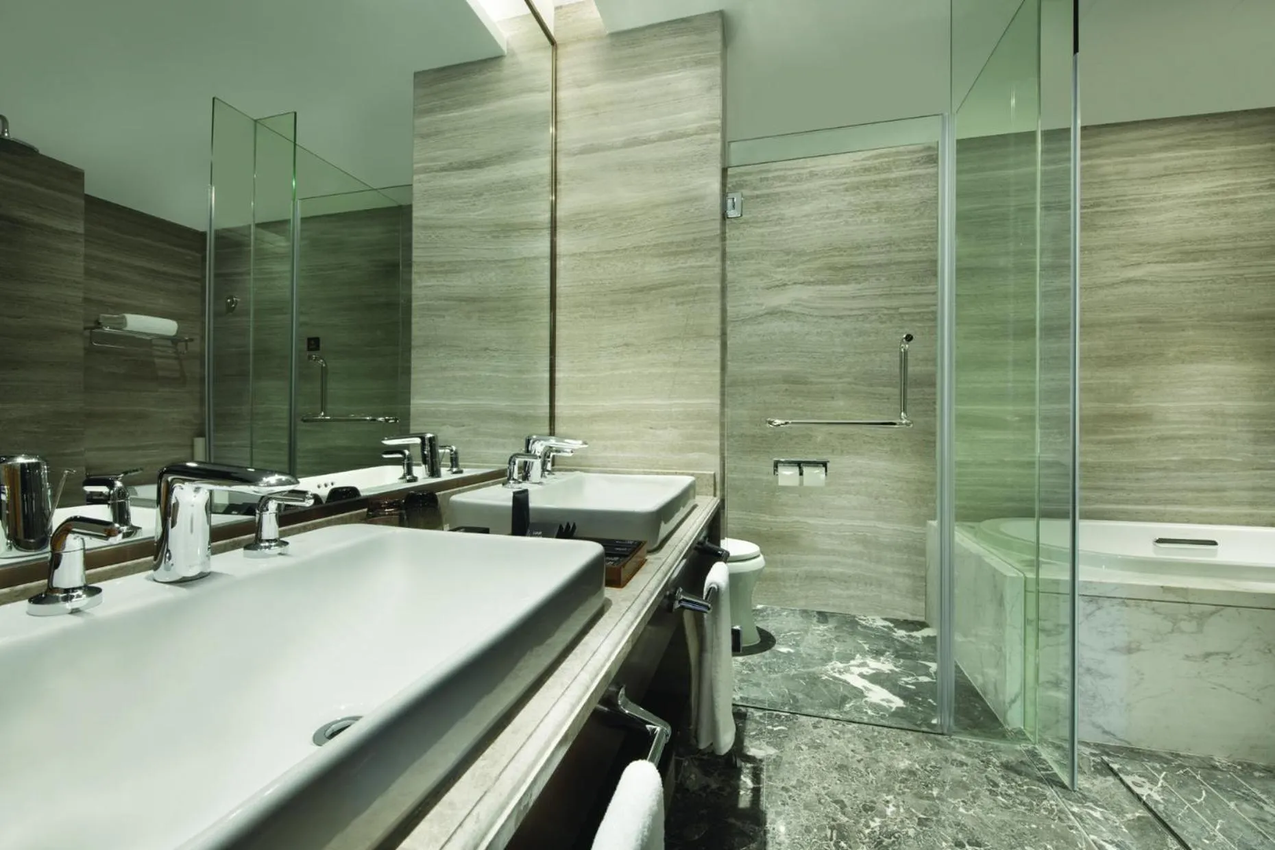 Toilet in Grand Barony Qingdao Airport Hotel