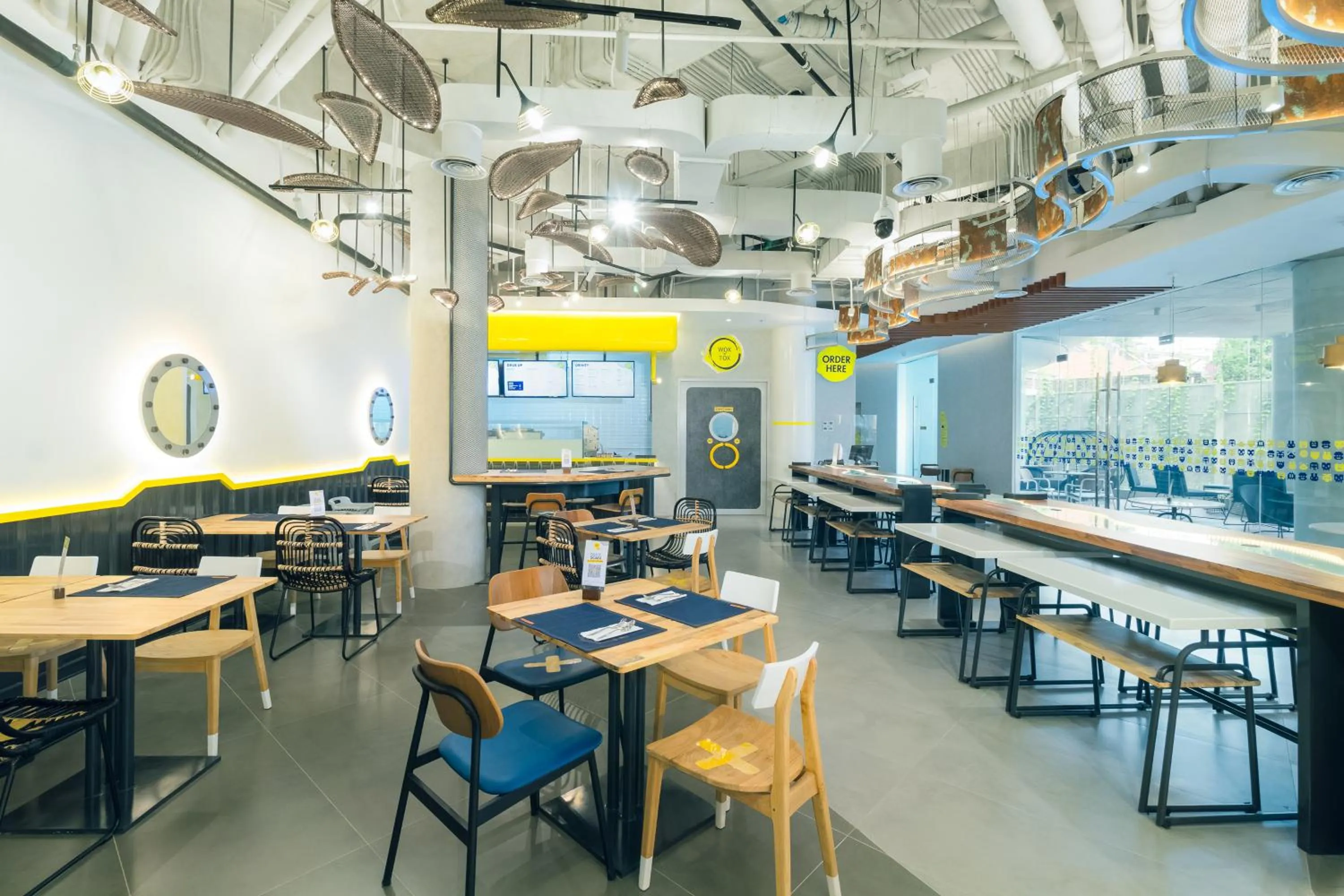 Restaurant/places to eat in YELLO Hotel Kuta Beachwalk Bali