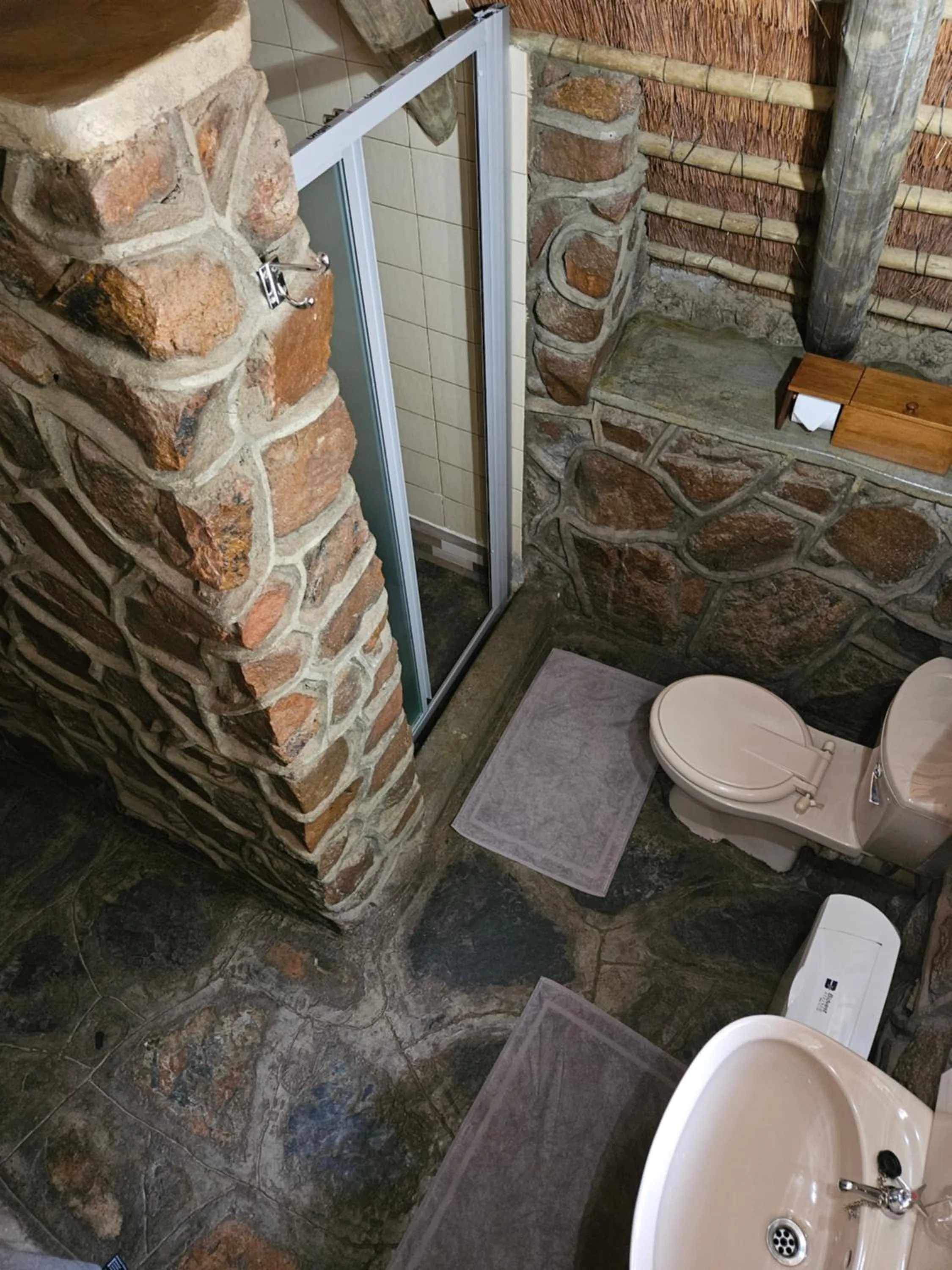 Bathroom in Kwalata Game Lodge