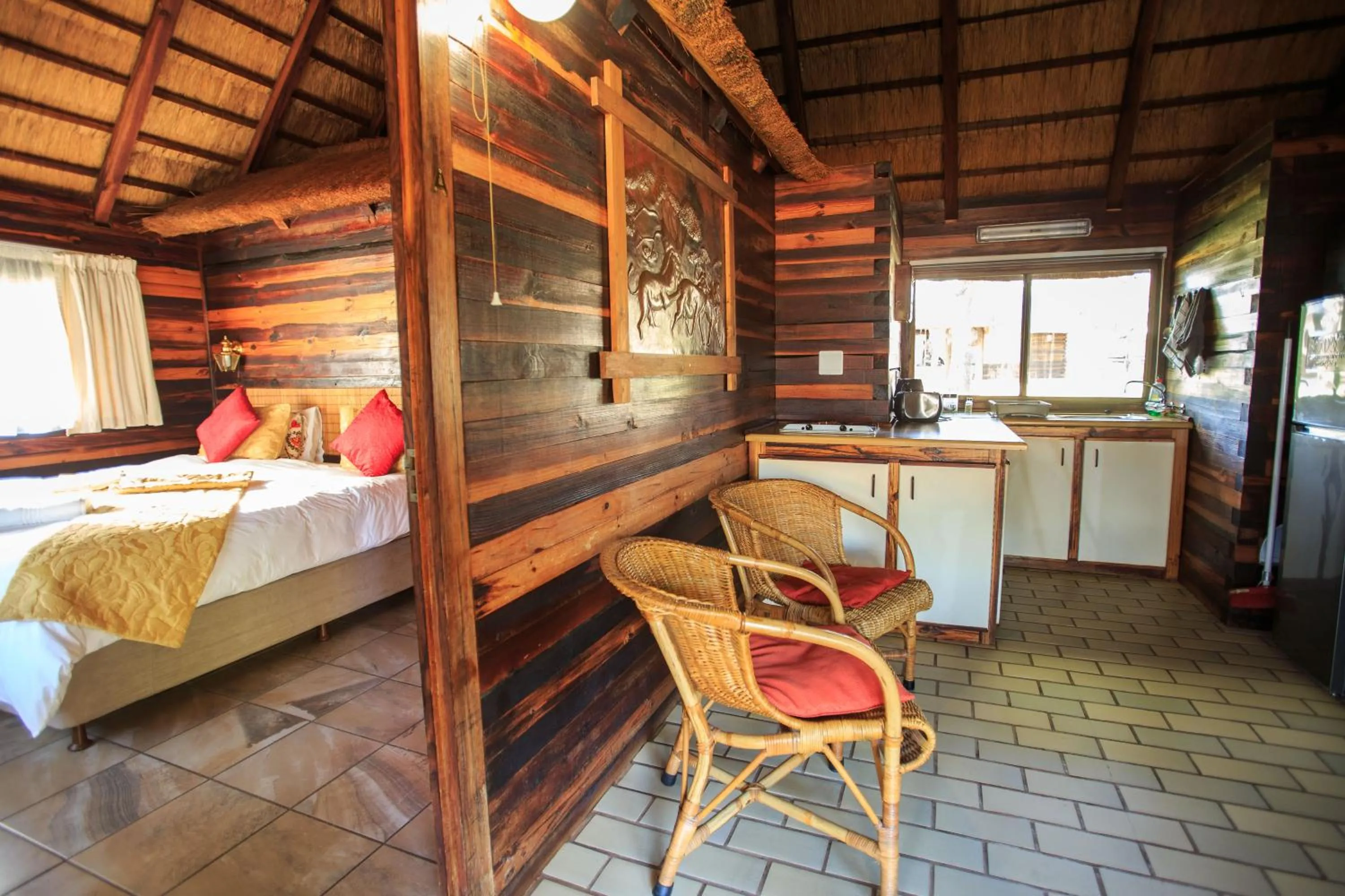 Kitchen or kitchenette, Bed in Kwalata Game Lodge