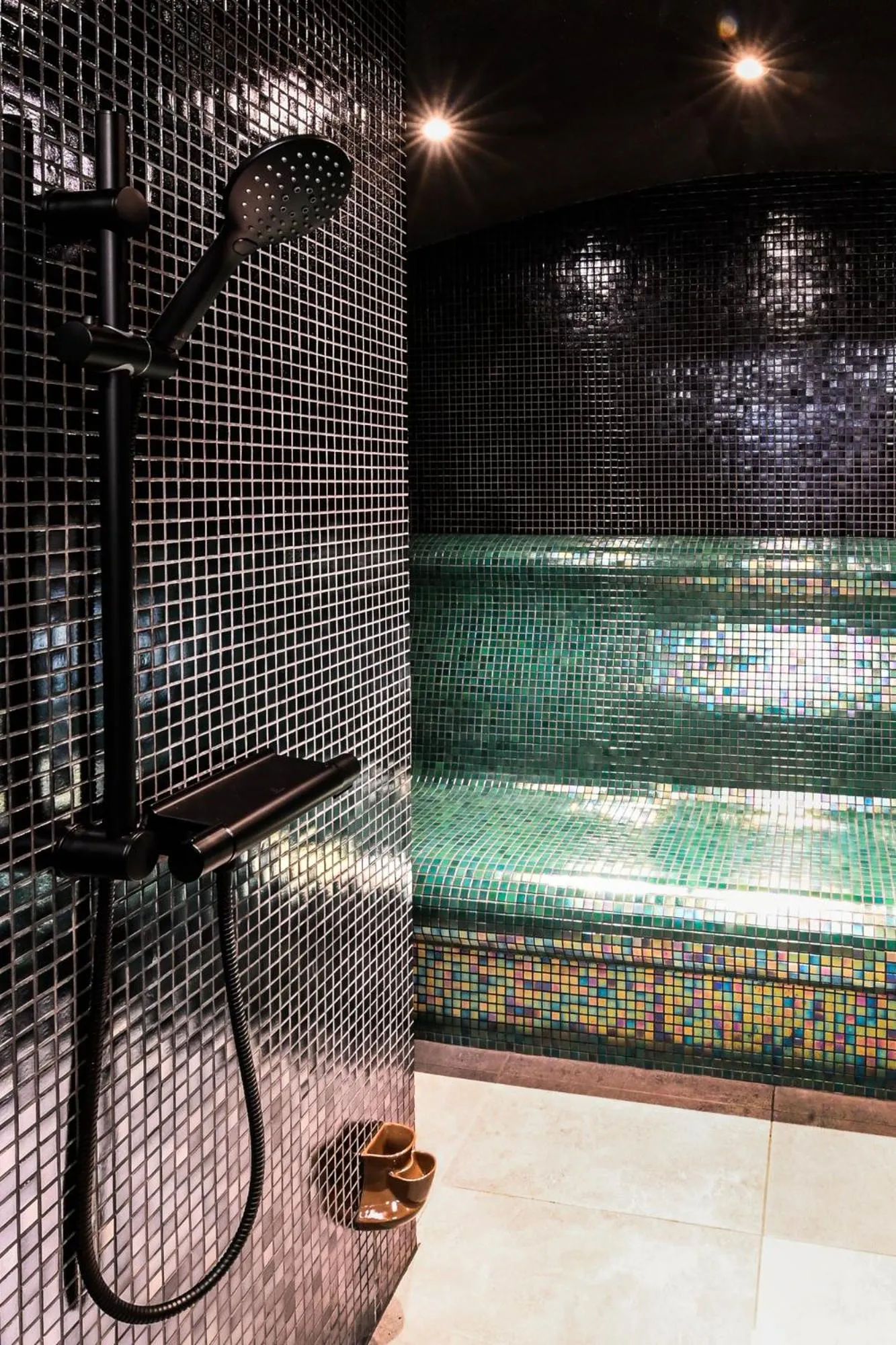 Steam room in Hotel COTA1110