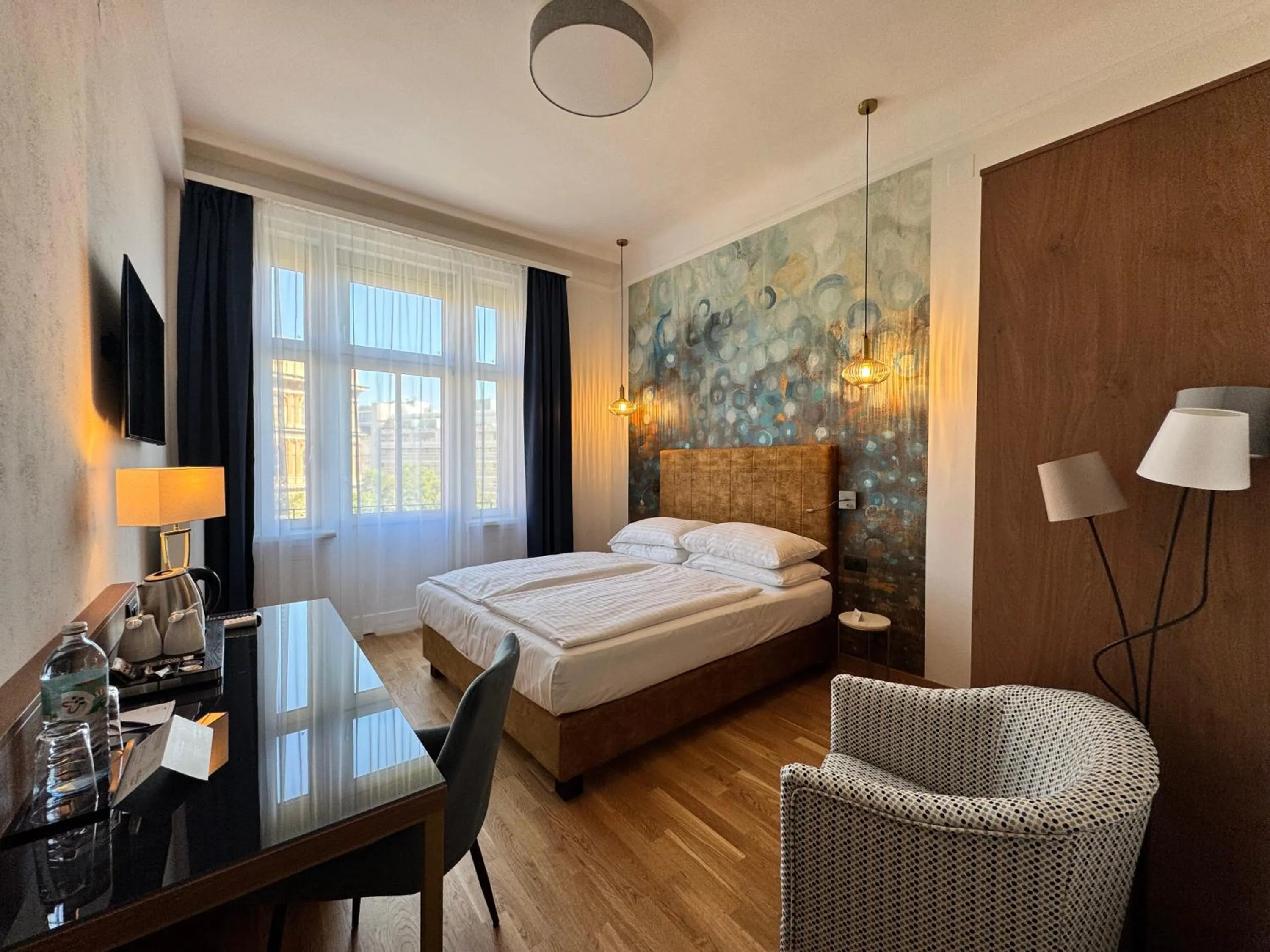 Photo of the whole room, Bed in Hotel Secession an der Oper