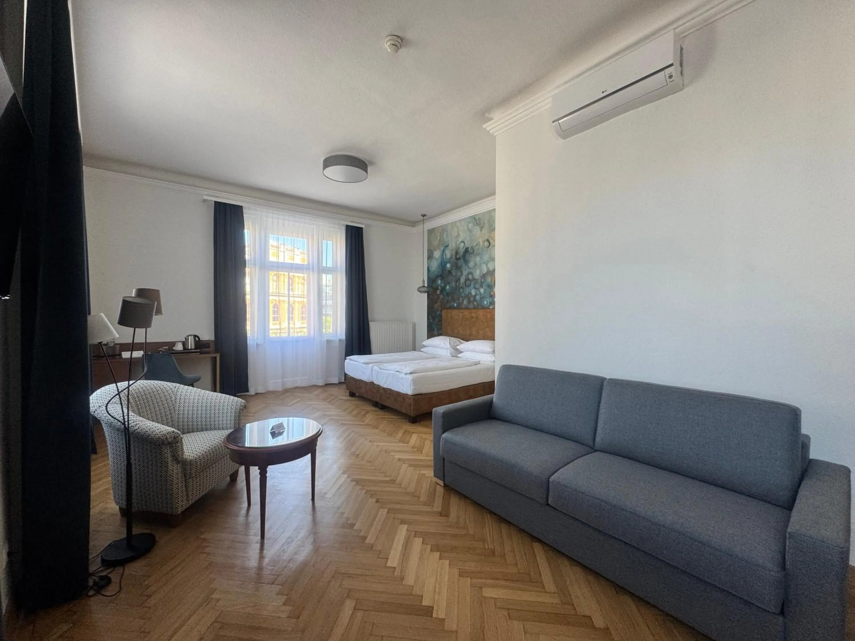 Photo of the whole room, Bed in Hotel Secession an der Oper