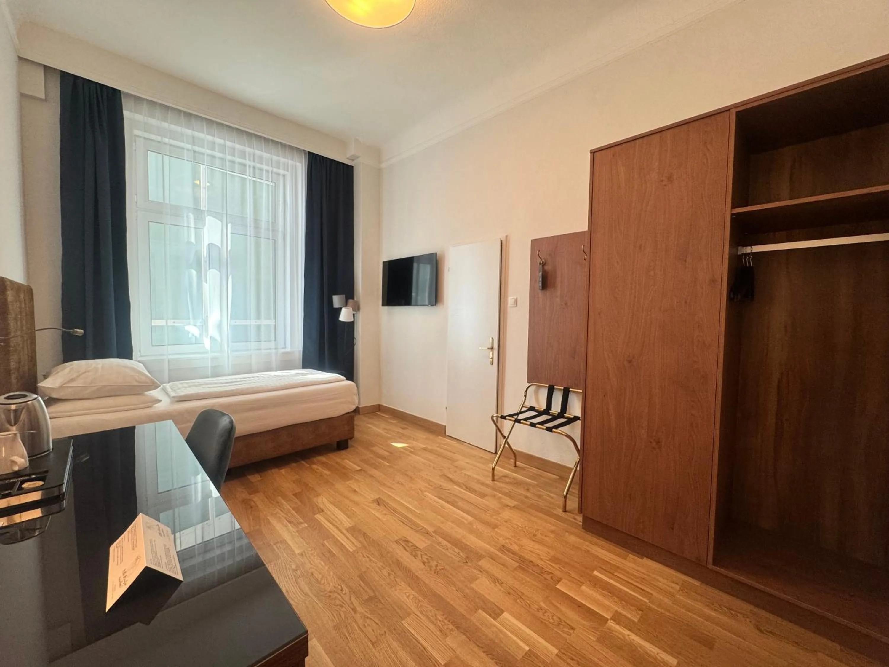 Photo of the whole room, Bed in Hotel Secession an der Oper