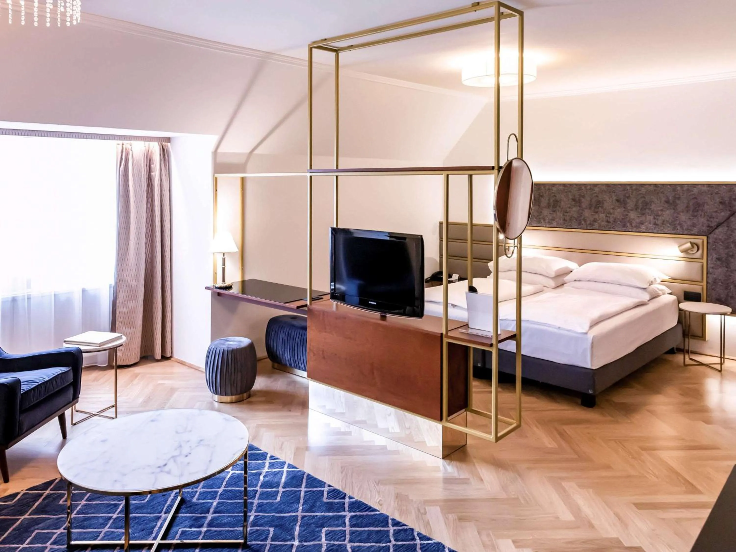 Photo of the whole room, Bed in Hotel Secession an der Oper