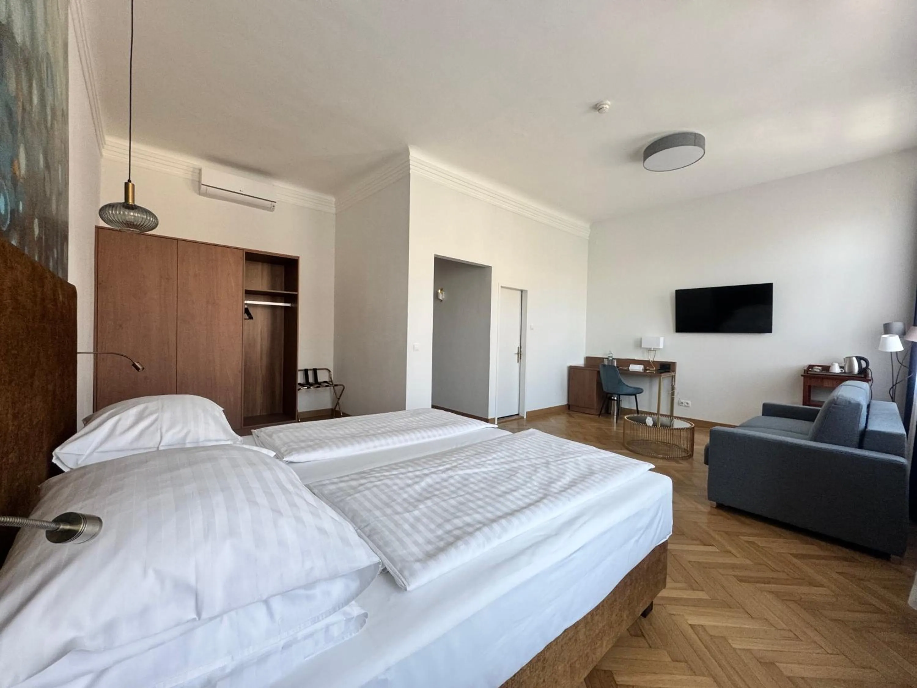 Photo of the whole room, Bed in Hotel Secession an der Oper