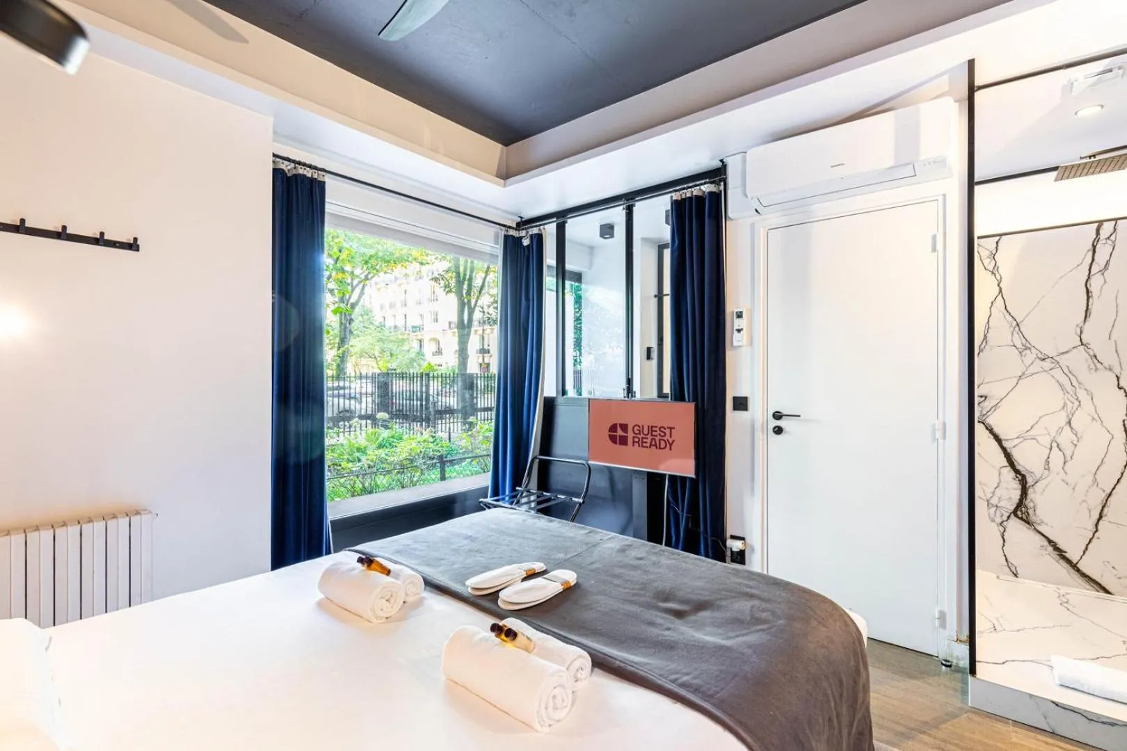 Bed in Modern Family Apartment Next To The Eiffel Tower