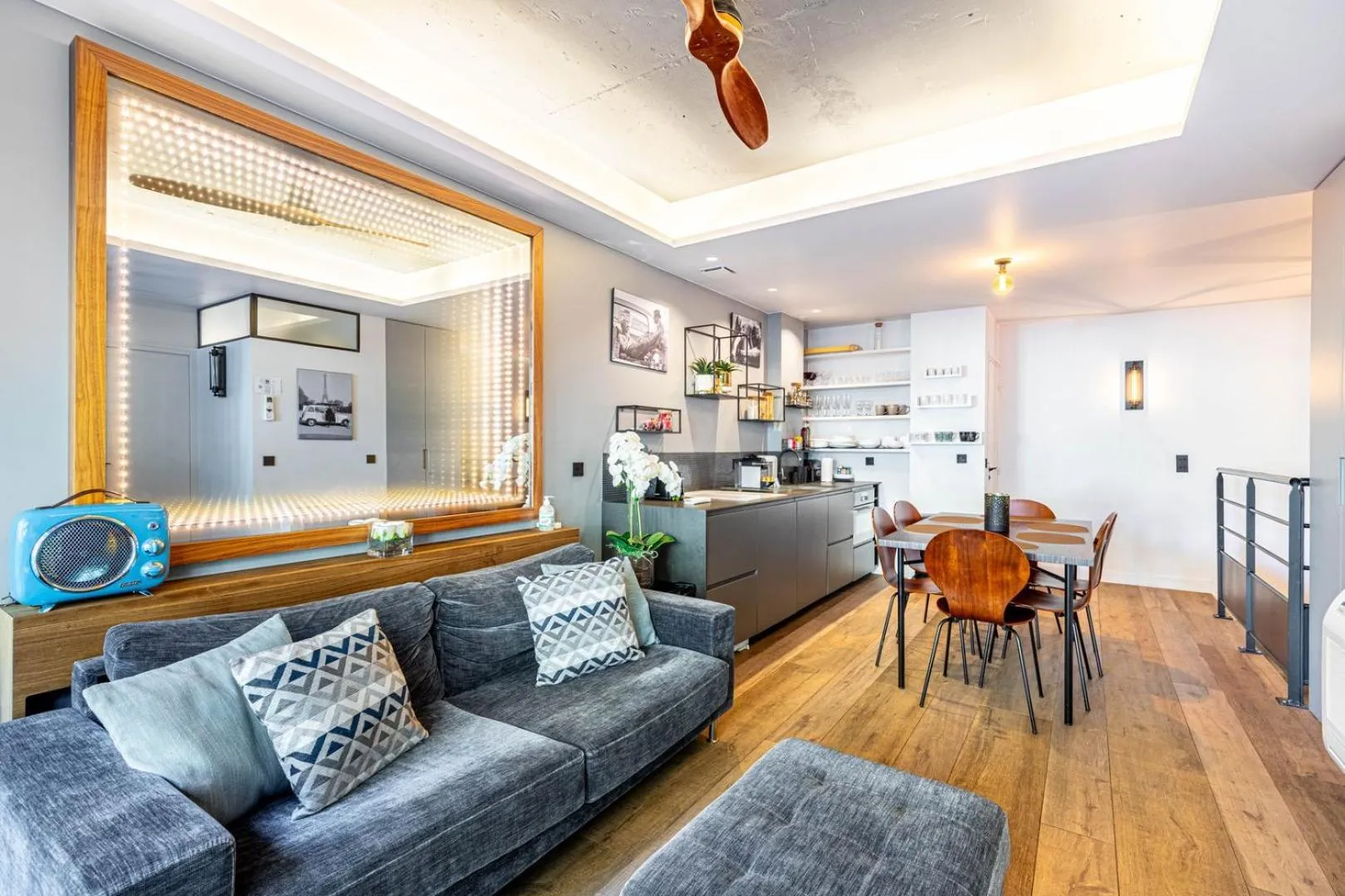 Living room in Modern Family Apartment Next To The Eiffel Tower