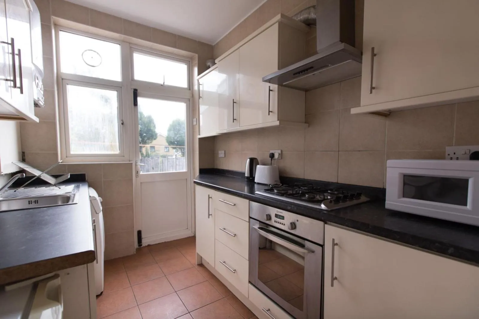 Communal kitchen in Tooting Bec Rooms by PrimeCityHosts