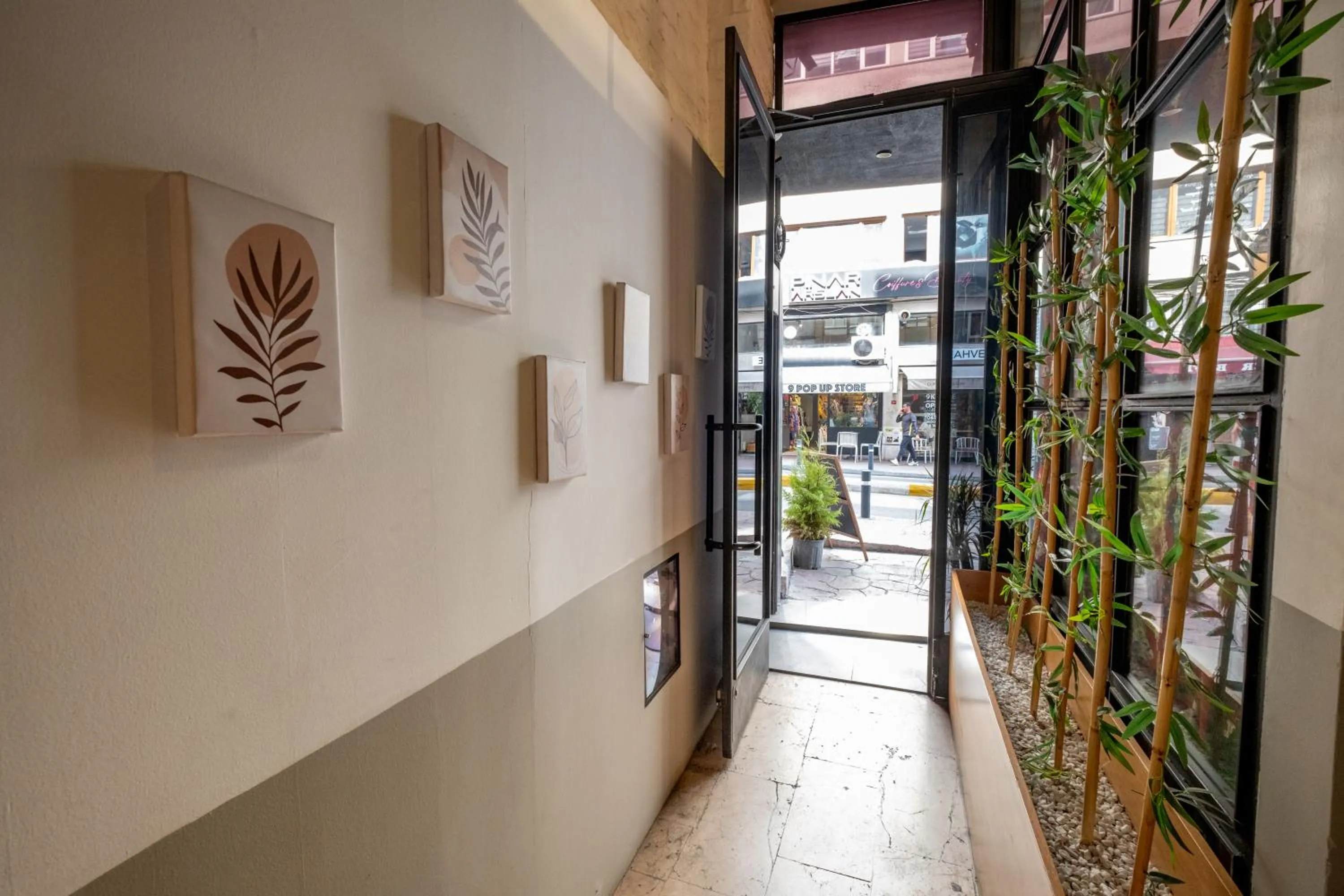 Facade/entrance in Pesa Suites